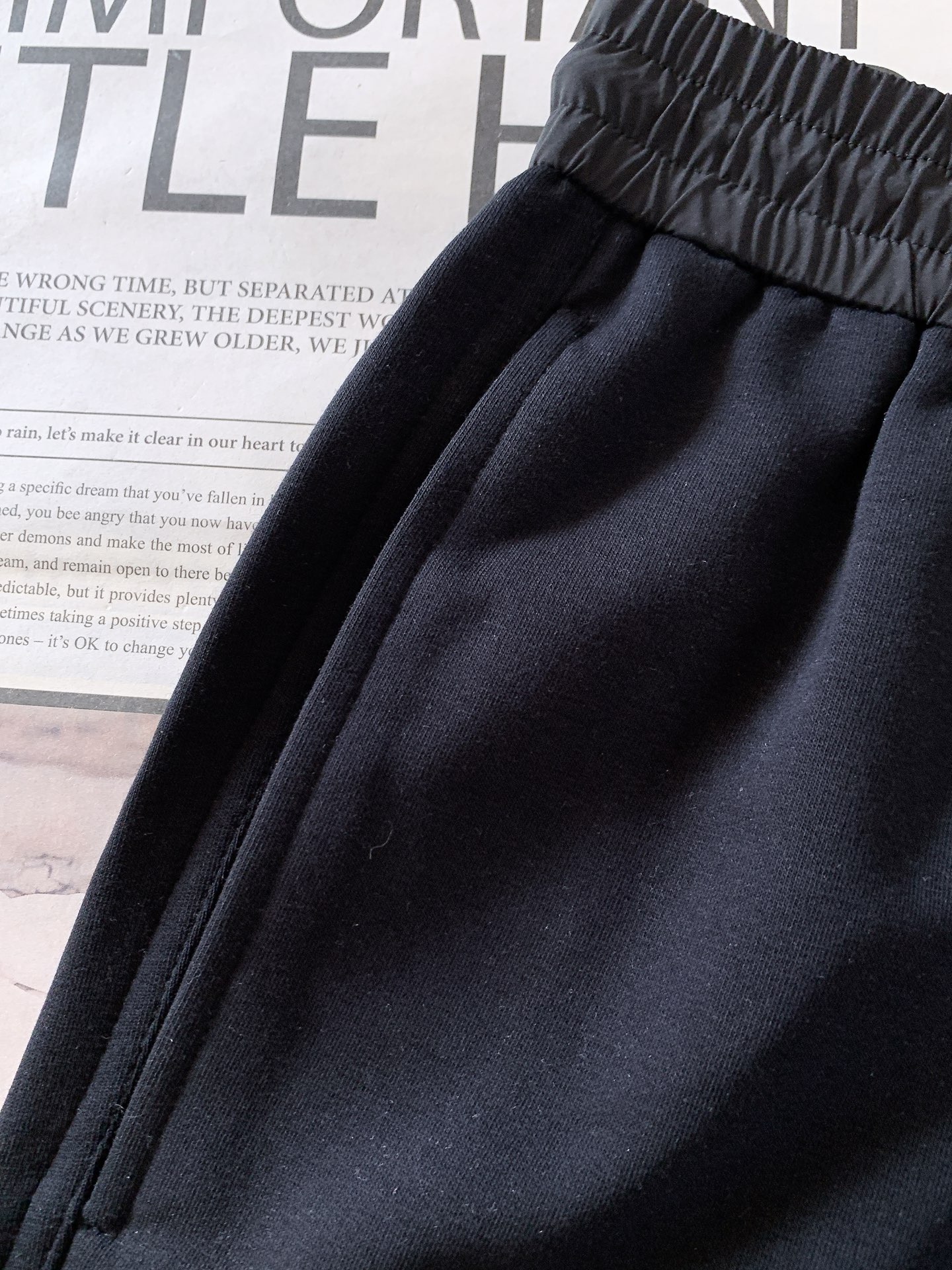 Moncler 蒙口 2026SS早春新品轻奢高定休闲束脚卫裤融合户外机能与都市轻奢质感。甄选定制软糯针