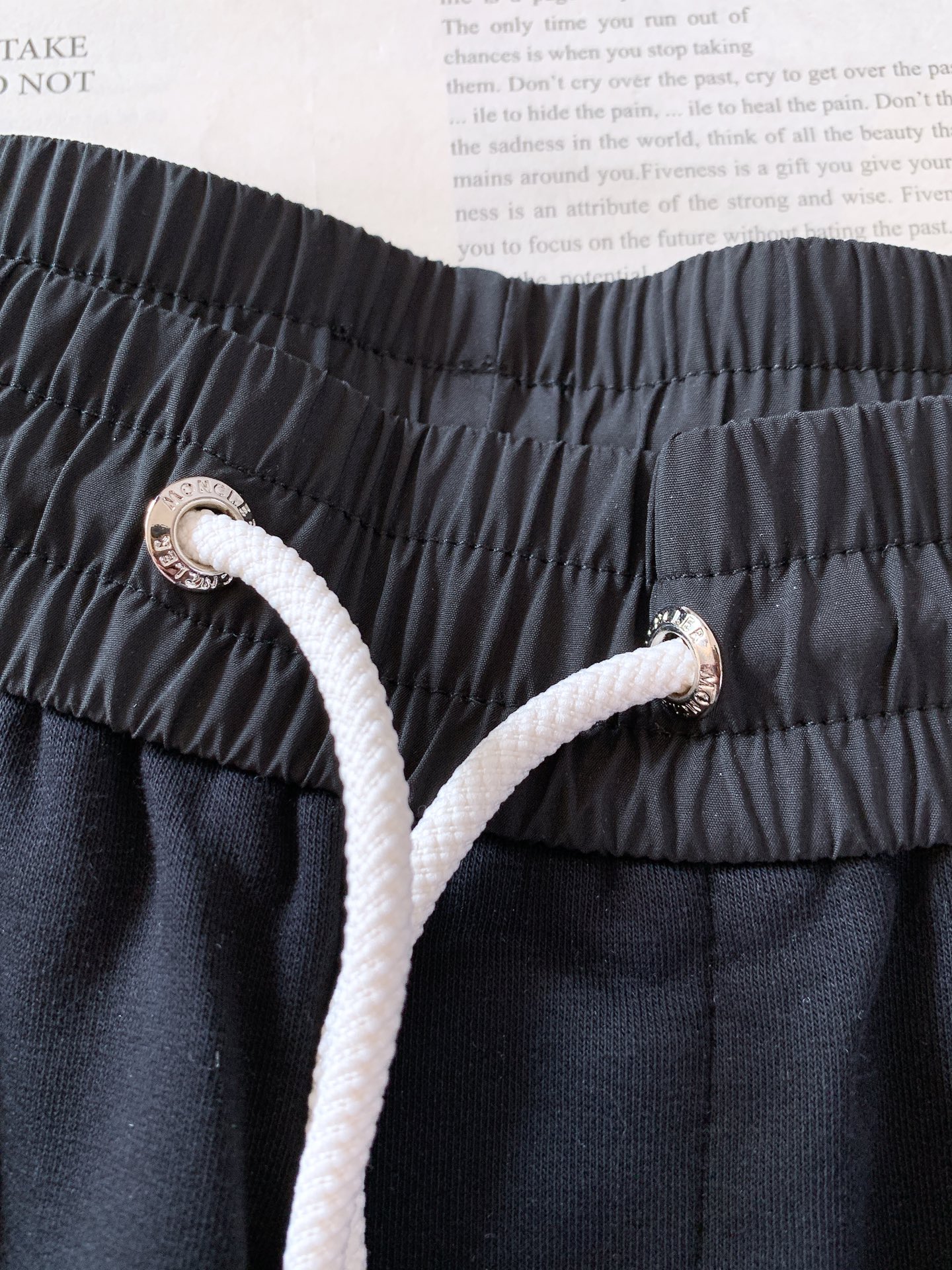 Moncler 蒙口 2026SS早春新品轻奢高定休闲束脚卫裤融合户外机能与都市轻奢质感。甄选定制软糯针