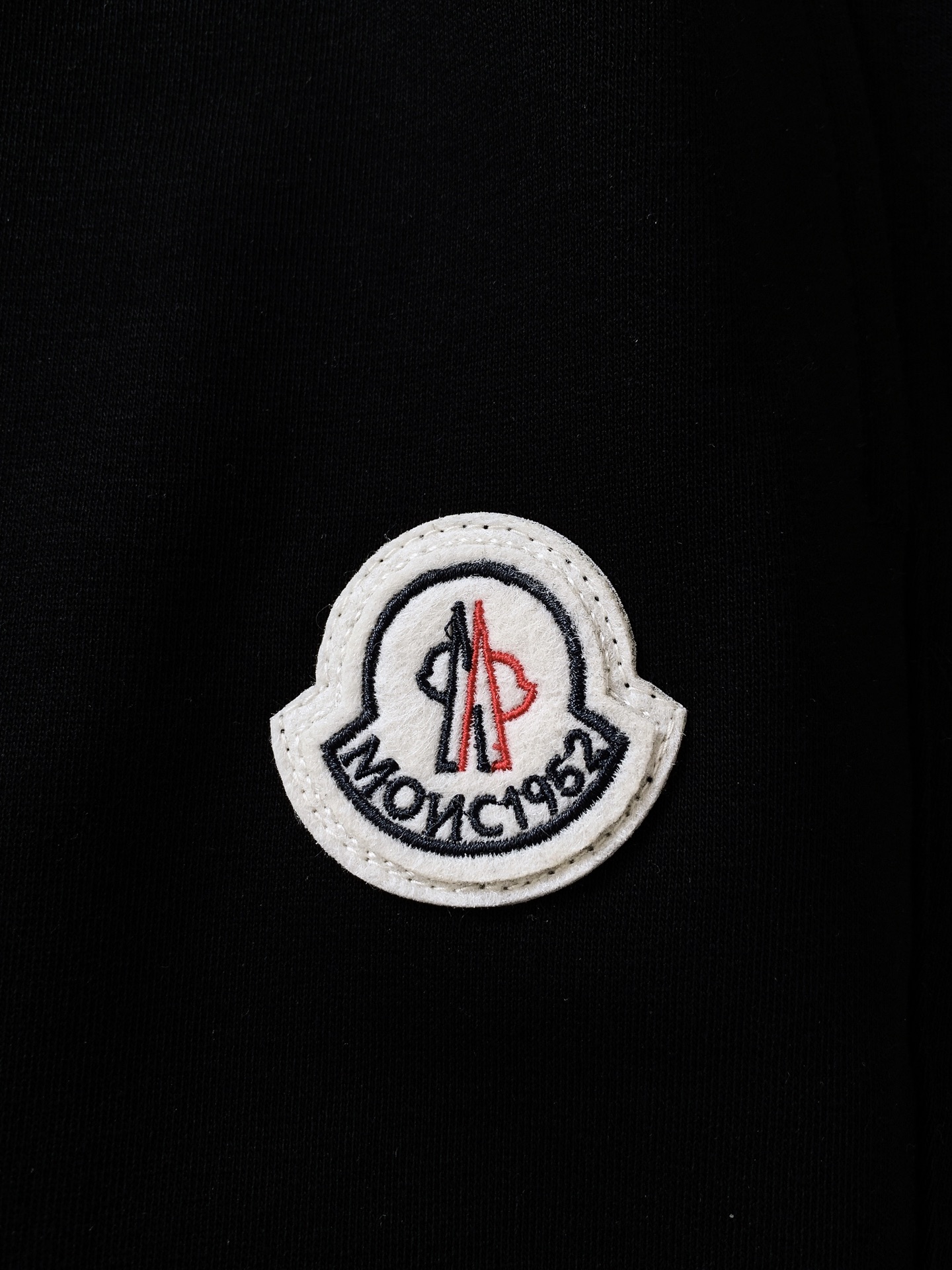 Moncler 蒙口 2026SS早春新品轻奢高定休闲束脚卫裤融合户外机能与都市轻奢质感。甄选定制软糯针