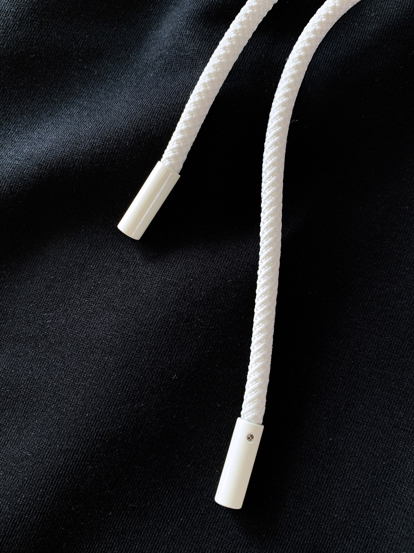 Moncler 蒙口 2026SS早春新品轻奢高定休闲束脚卫裤融合户外机能与都市轻奢质感。甄选定制软糯针