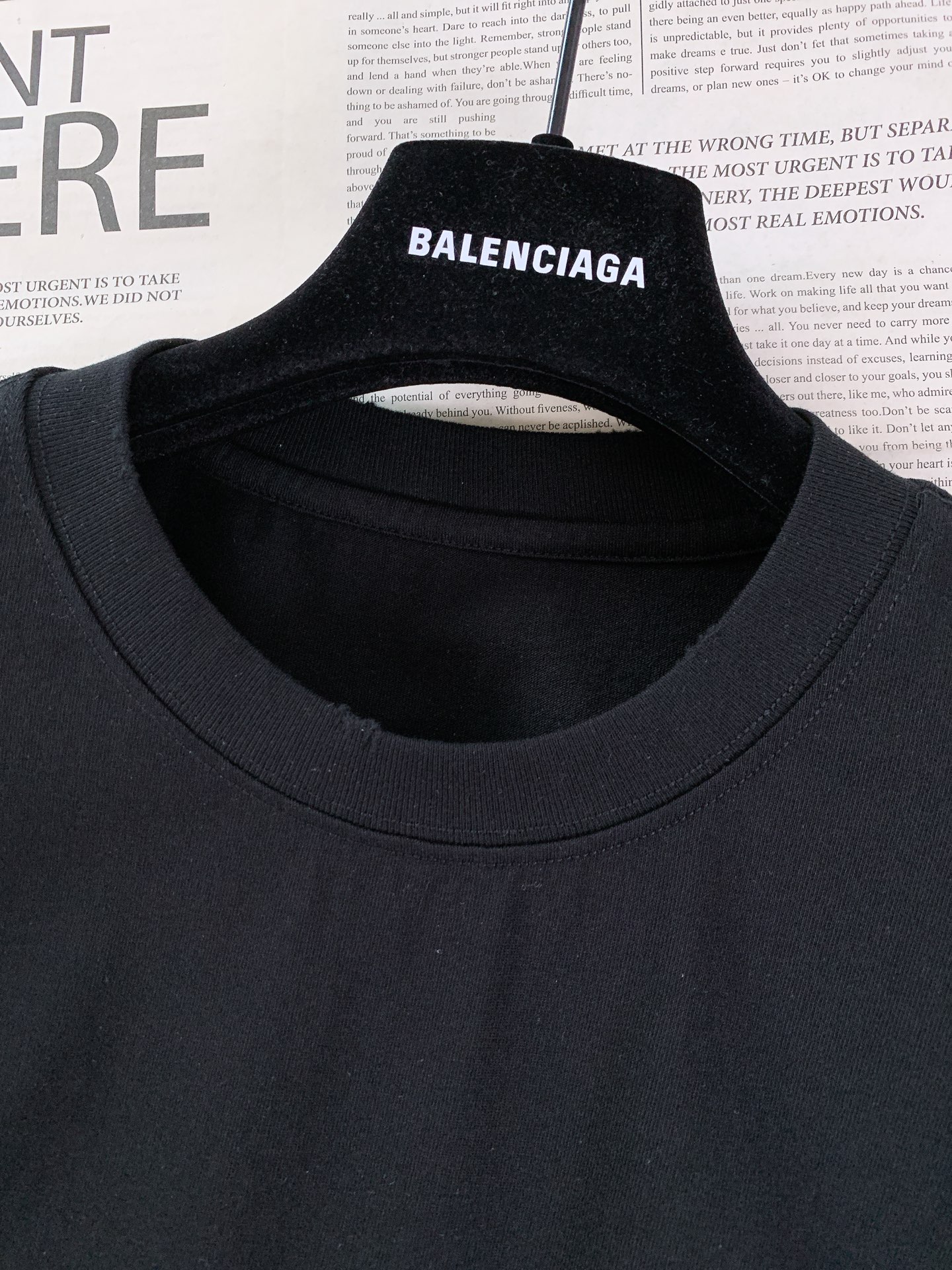 𝐁𝐚𝐥𝐞𝐧𝐜𝐢𝐚𝐠𝐚 巴黎世家 2026SS春夏新品 复古涂鸦短袖T恤。高街潮人必入经典款。甄选重磅水洗