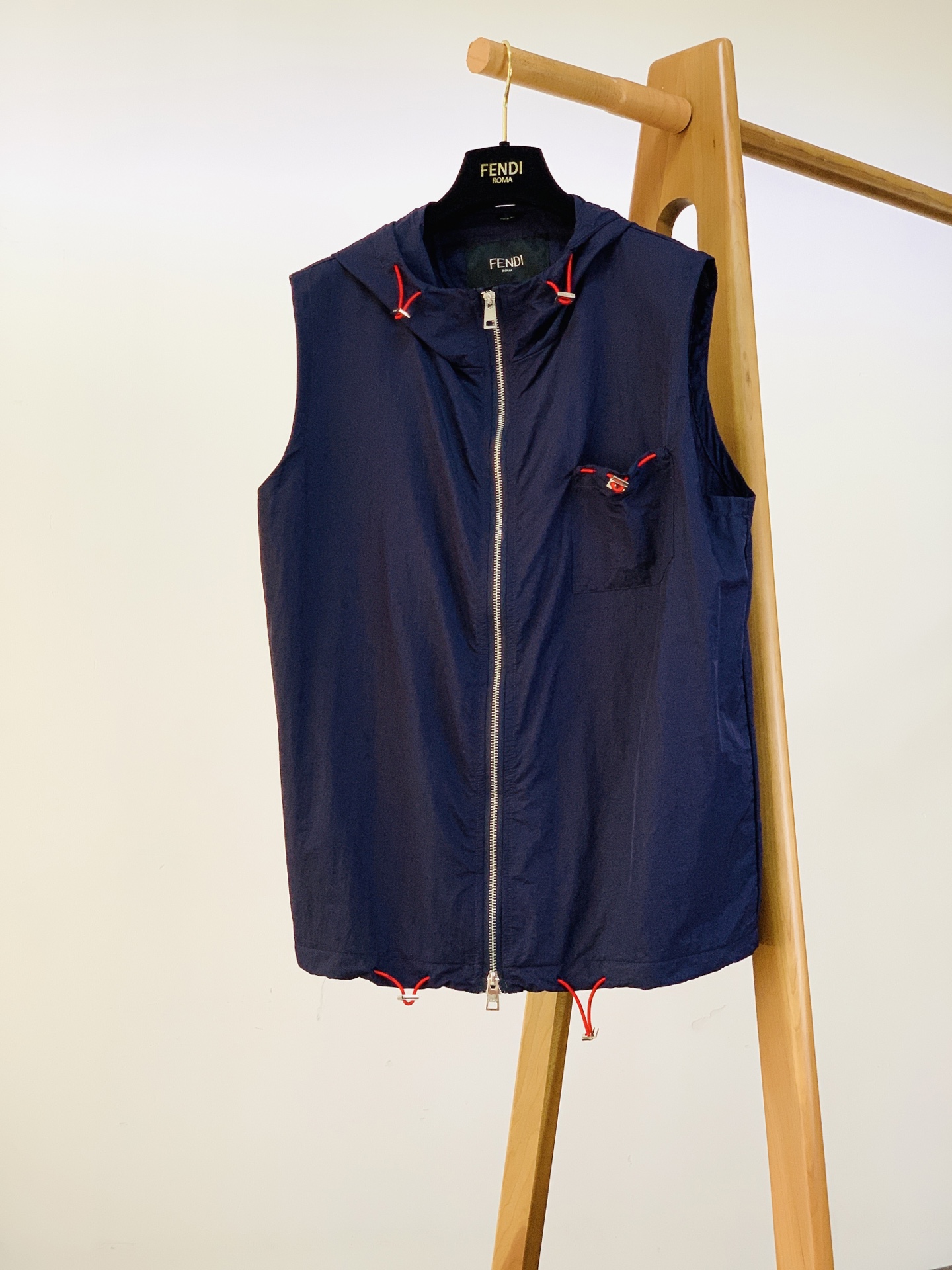 Fendi 芬迪 2026SS春夏新品新款连帽马甲，轻奢户外风兼得。定制褶皱防风面料，轻薄透气，上身轻盈