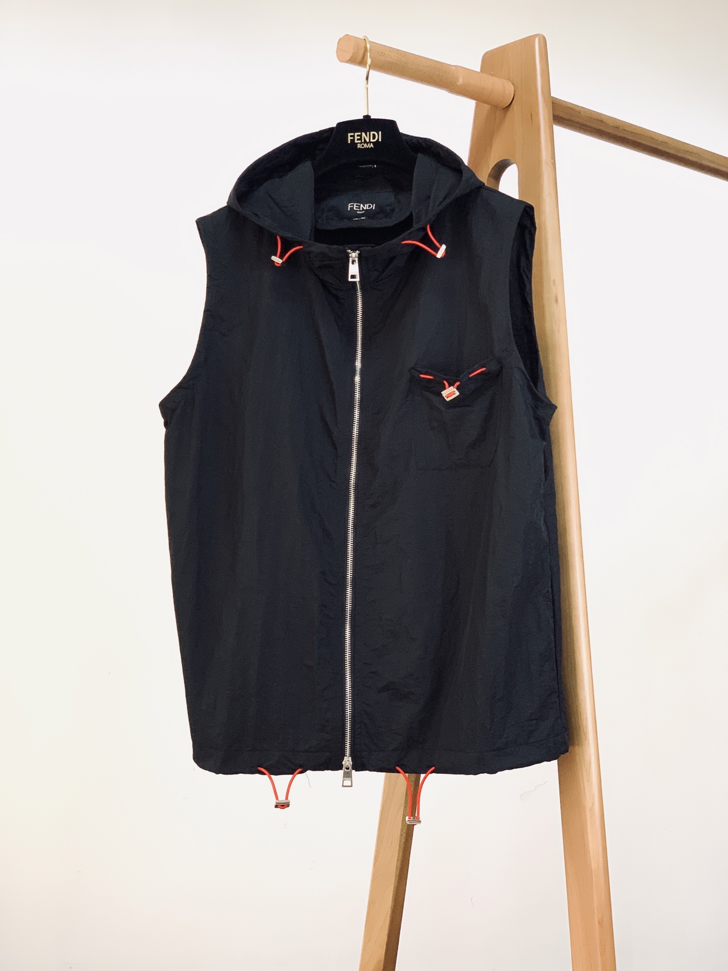 Fendi 芬迪 2026SS春夏新品新款连帽马甲，轻奢户外风兼得。定制褶皱防风面料，轻薄透气，上身轻盈