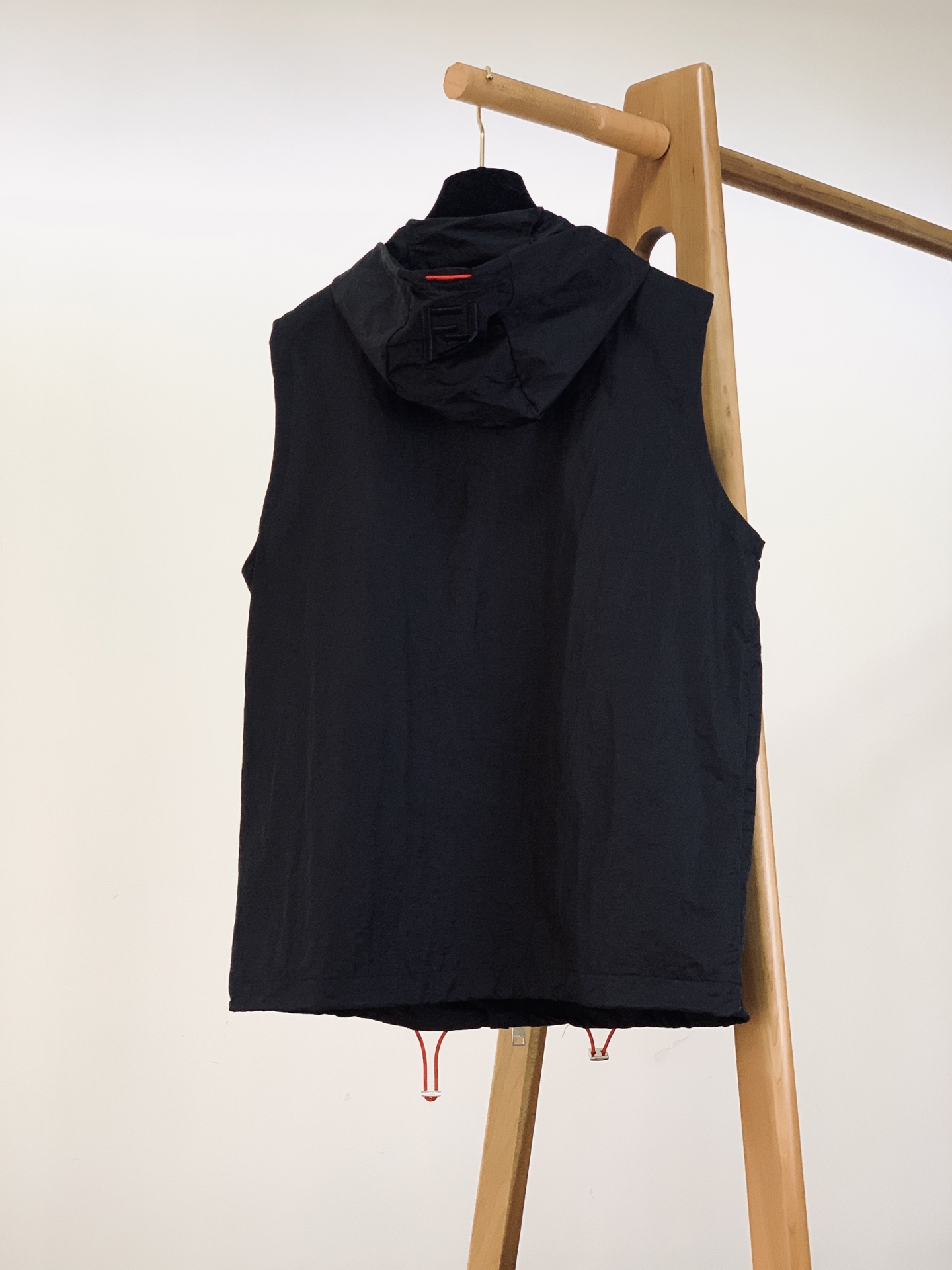 Fendi 芬迪 2026SS春夏新品新款连帽马甲，轻奢户外风兼得。定制褶皱防风面料，轻薄透气，上身轻盈