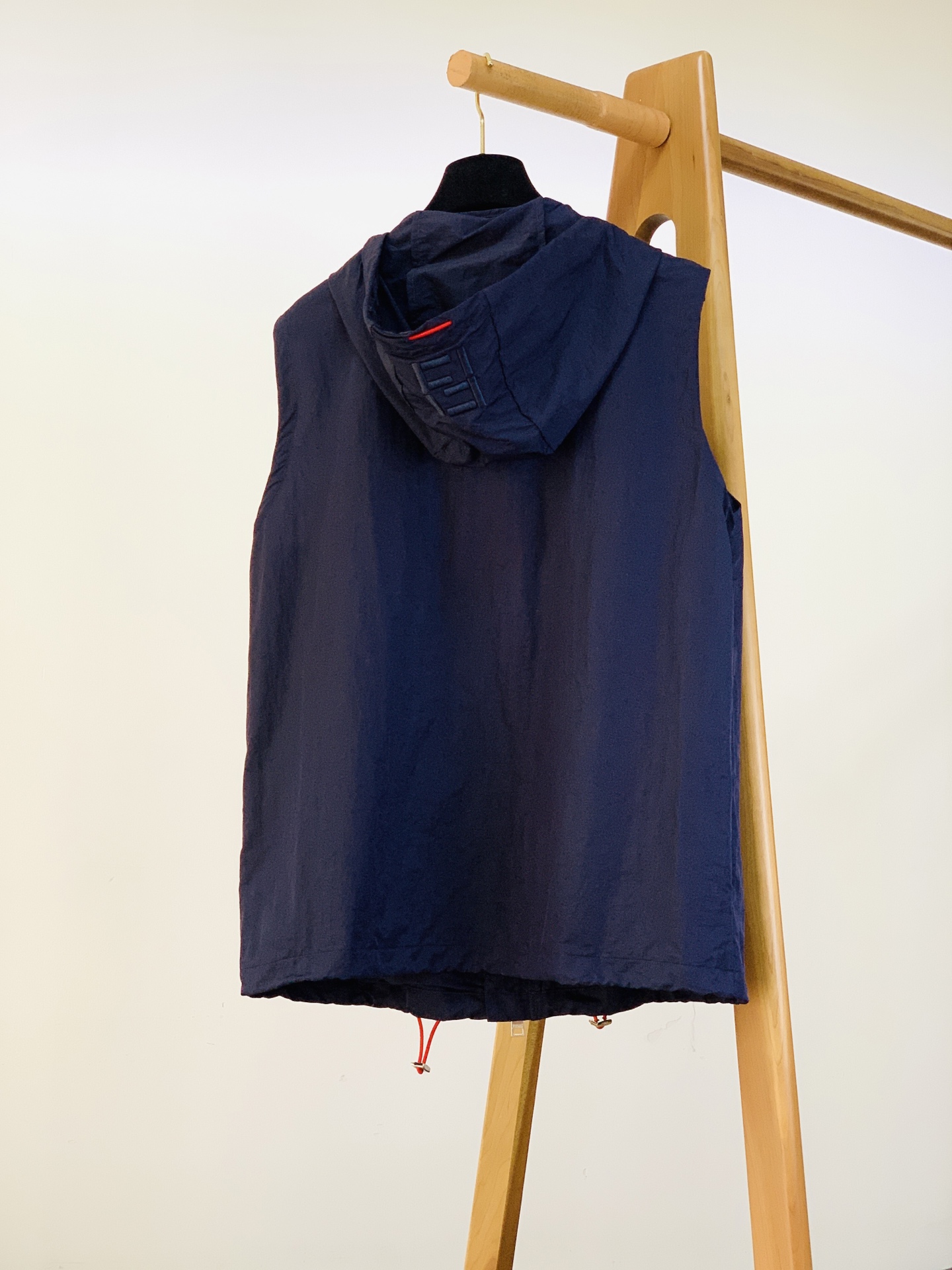 Fendi 芬迪 2026SS春夏新品新款连帽马甲，轻奢户外风兼得。定制褶皱防风面料，轻薄透气，上身轻盈