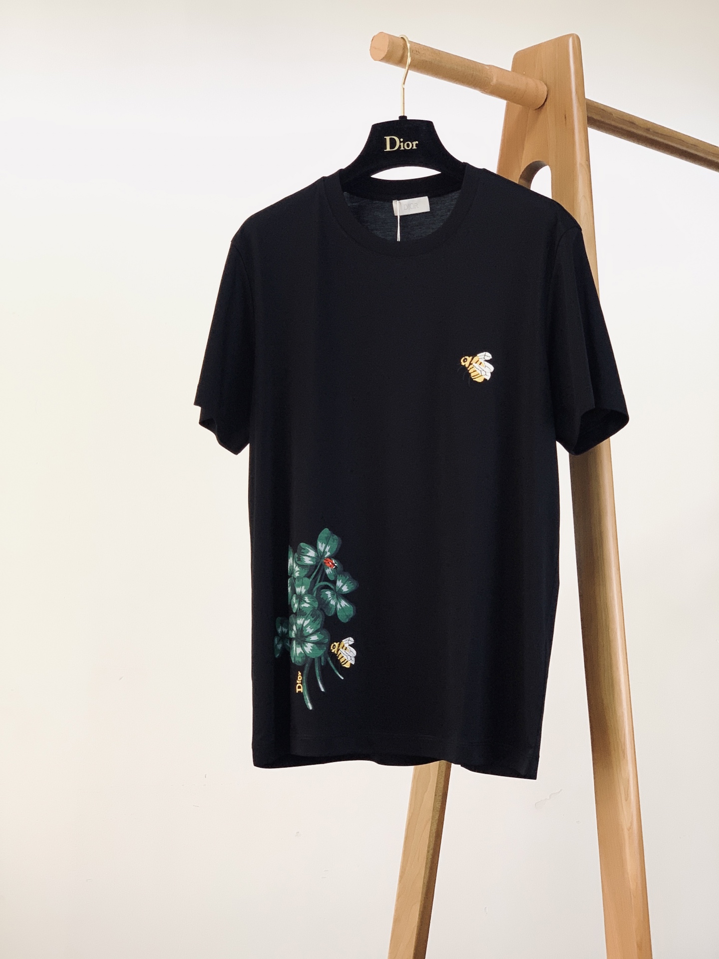 Dior Homme 迪奥·桀傲 2026SS春夏新品自然花卉蜜蜂短袖。法式轻奢限定款，把自然美学穿在身