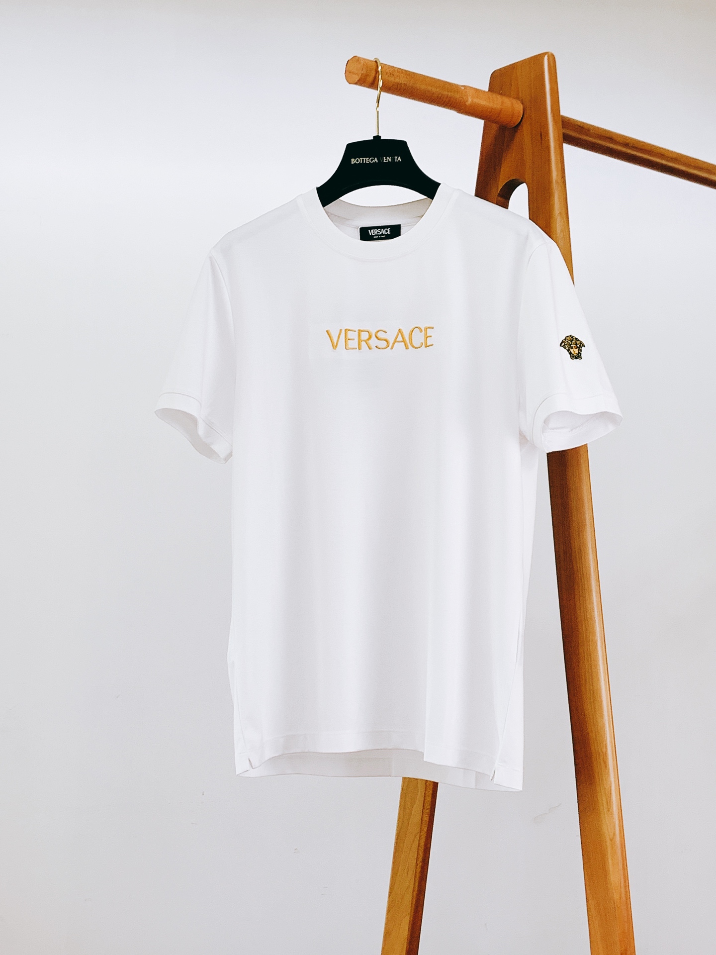 Versace 范思哲 2026SS春夏新品金线刺绣短袖。意式轻奢经典款，极简设计解锁高阶穿搭。甄选高支