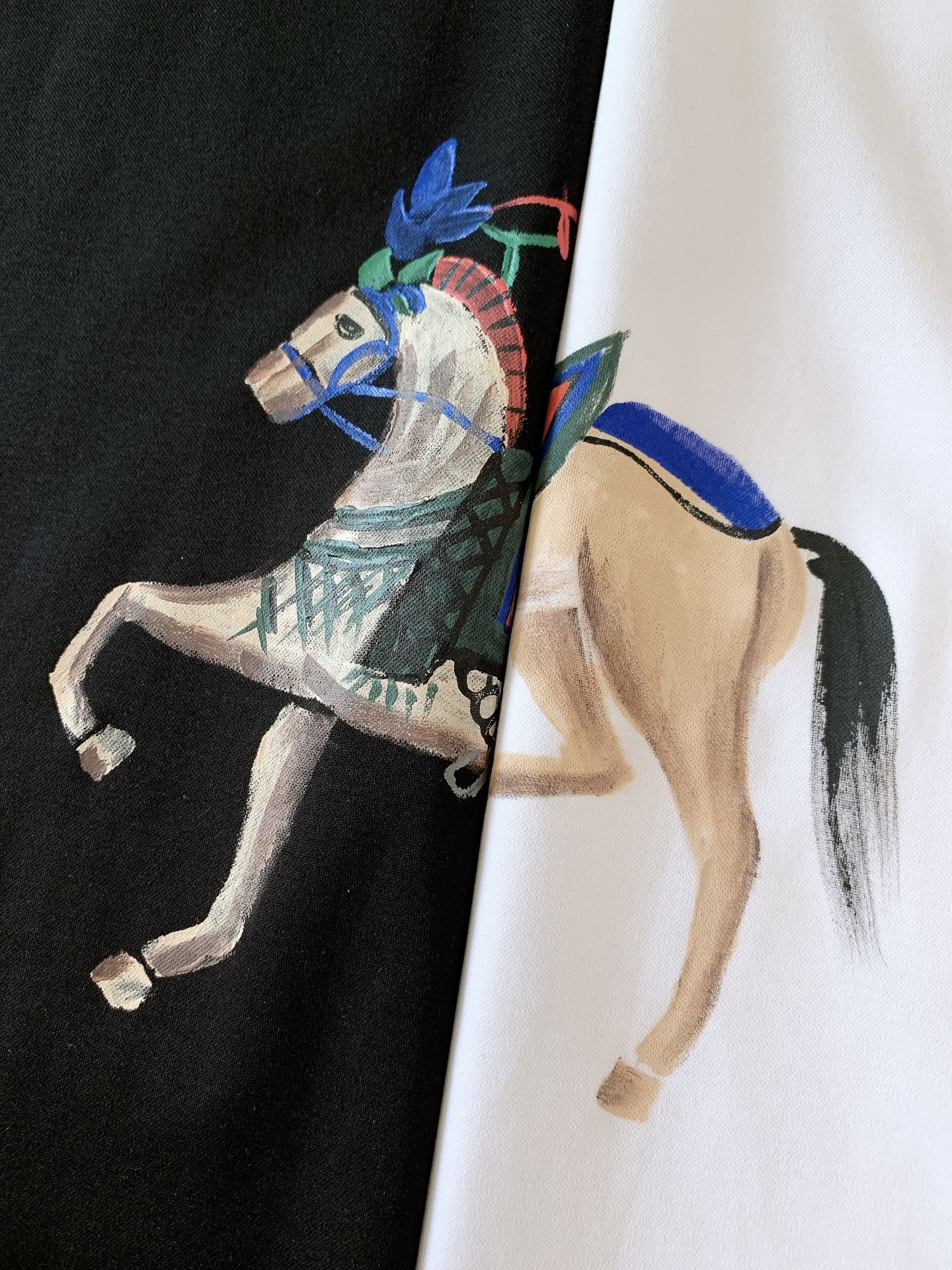 Hermès 爱马仕 2026SS春夏新品 彩绘骏马短袖。法式轻奢气质款，极简版型搭配艺术骏马印花，高级