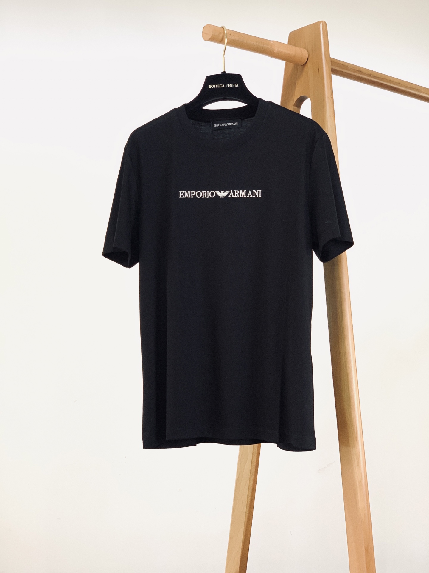 EmPorio Armani 阿玛尼 2026SS春夏新品 简约刺绣短袖。轻奢入门刚需款，极简主义高阶穿