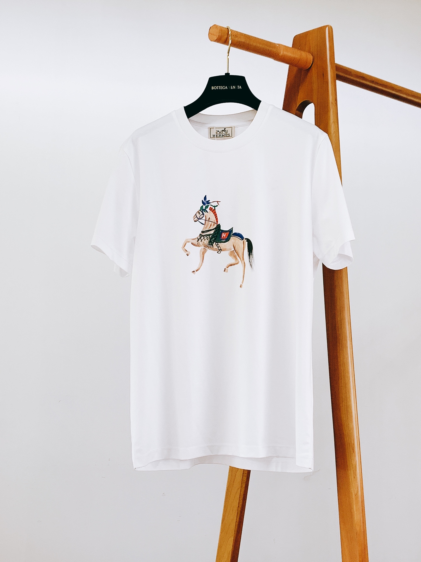 Hermès 爱马仕 2026SS春夏新品 彩绘骏马短袖。法式轻奢气质款，极简版型搭配艺术骏马印花，高级