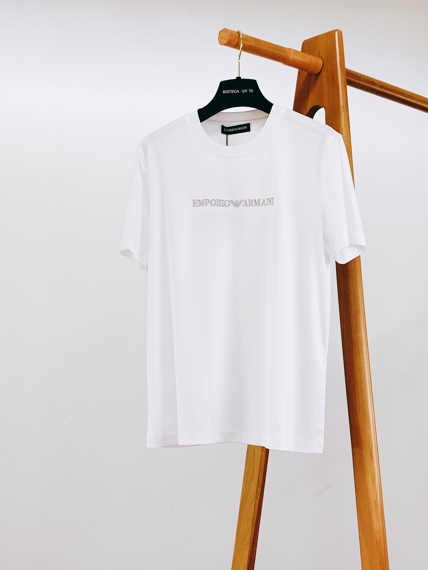 EmPorio Armani 阿玛尼 2026SS春夏新品 简约刺绣短袖。轻奢入门刚需款，极简主义高阶穿