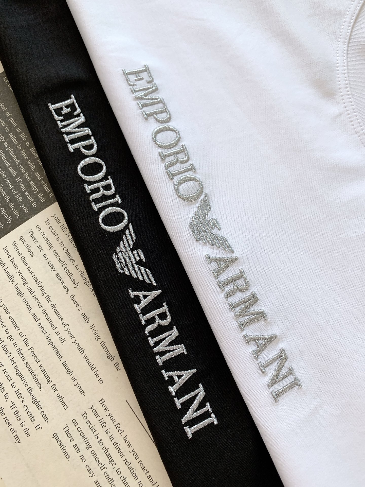 EmPorio Armani 阿玛尼 2026SS春夏新品 简约刺绣短袖。轻奢入门刚需款，极简主义高阶穿