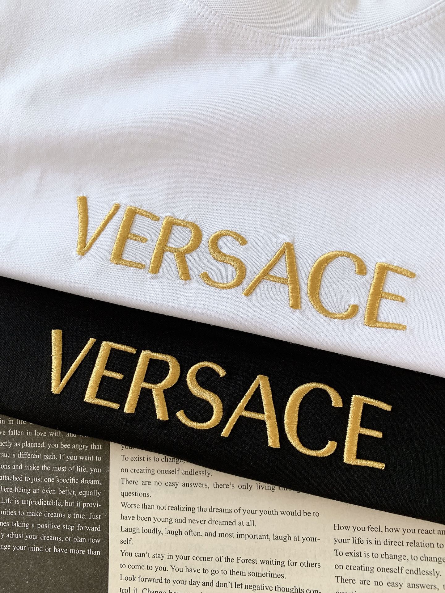 Versace 范思哲 2026SS春夏新品金线刺绣短袖。意式轻奢经典款，极简设计解锁高阶穿搭。甄选高支