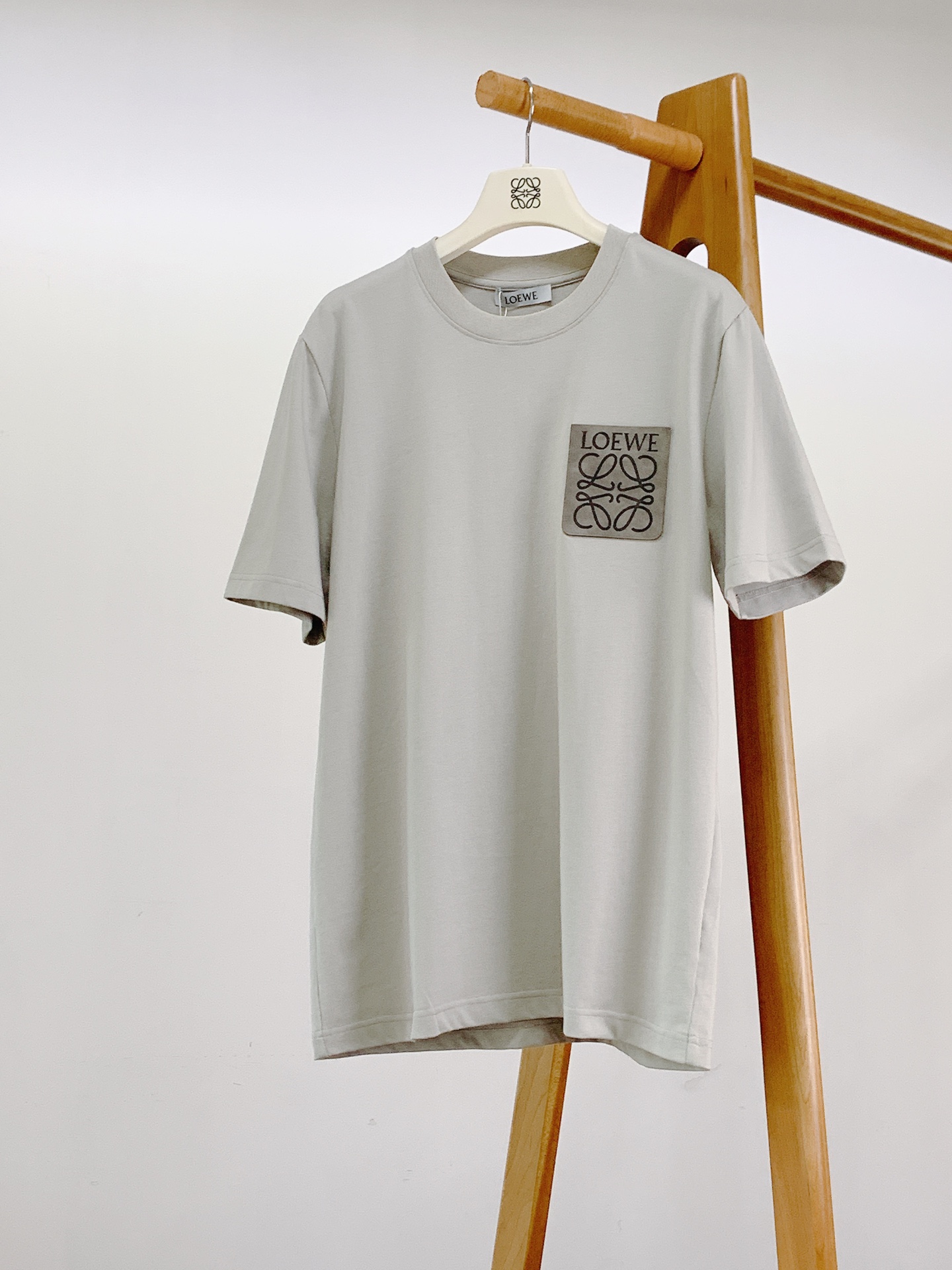 Loewe 罗意威 2026SS春夏新品皮质贴标短袖。轻奢极简风必入款，自带文艺高级调性。甄选高密亲肤纯