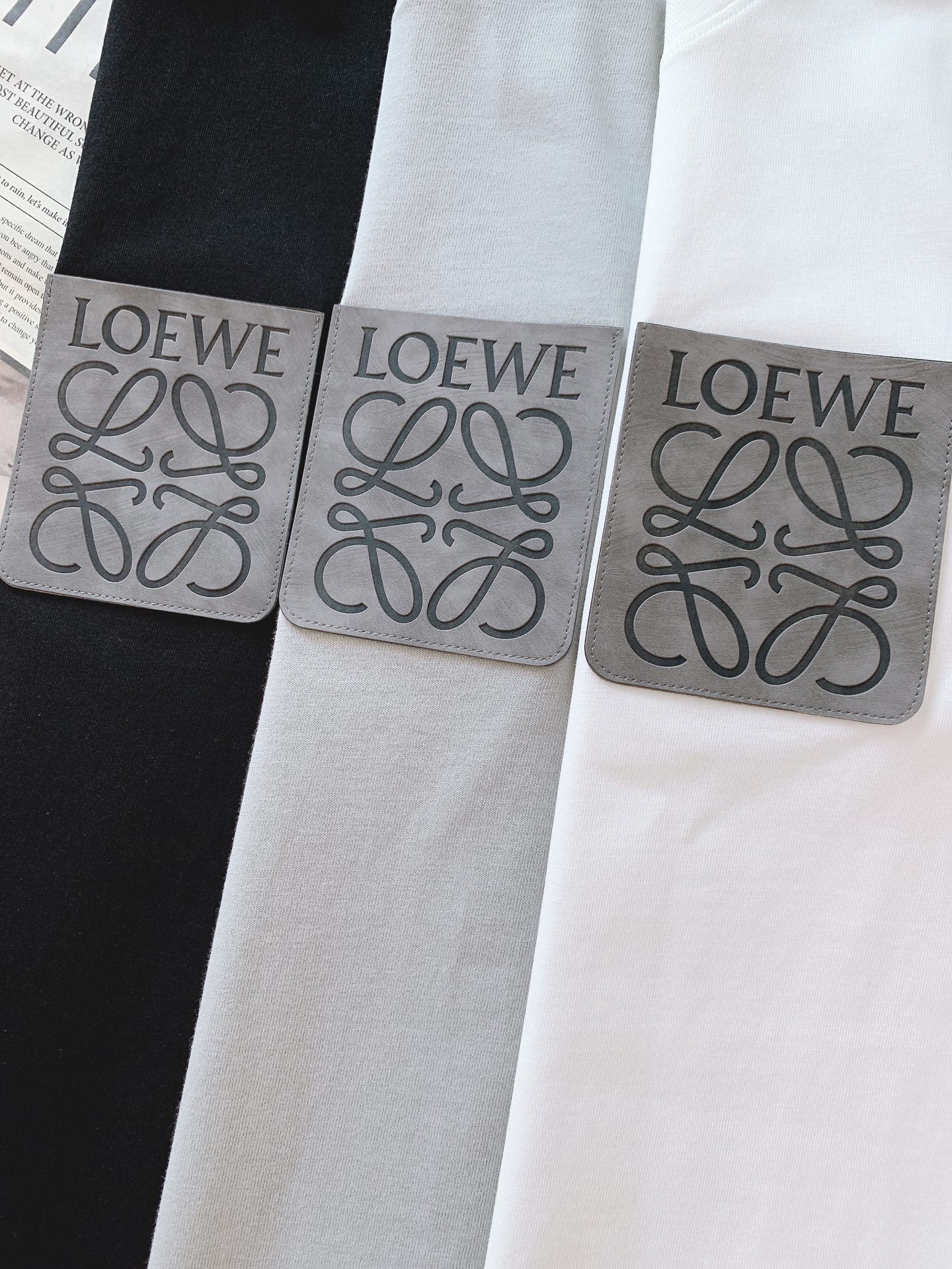 Loewe 罗意威 2026SS春夏新品皮质贴标短袖。轻奢极简风必入款，自带文艺高级调性。甄选高密亲肤纯