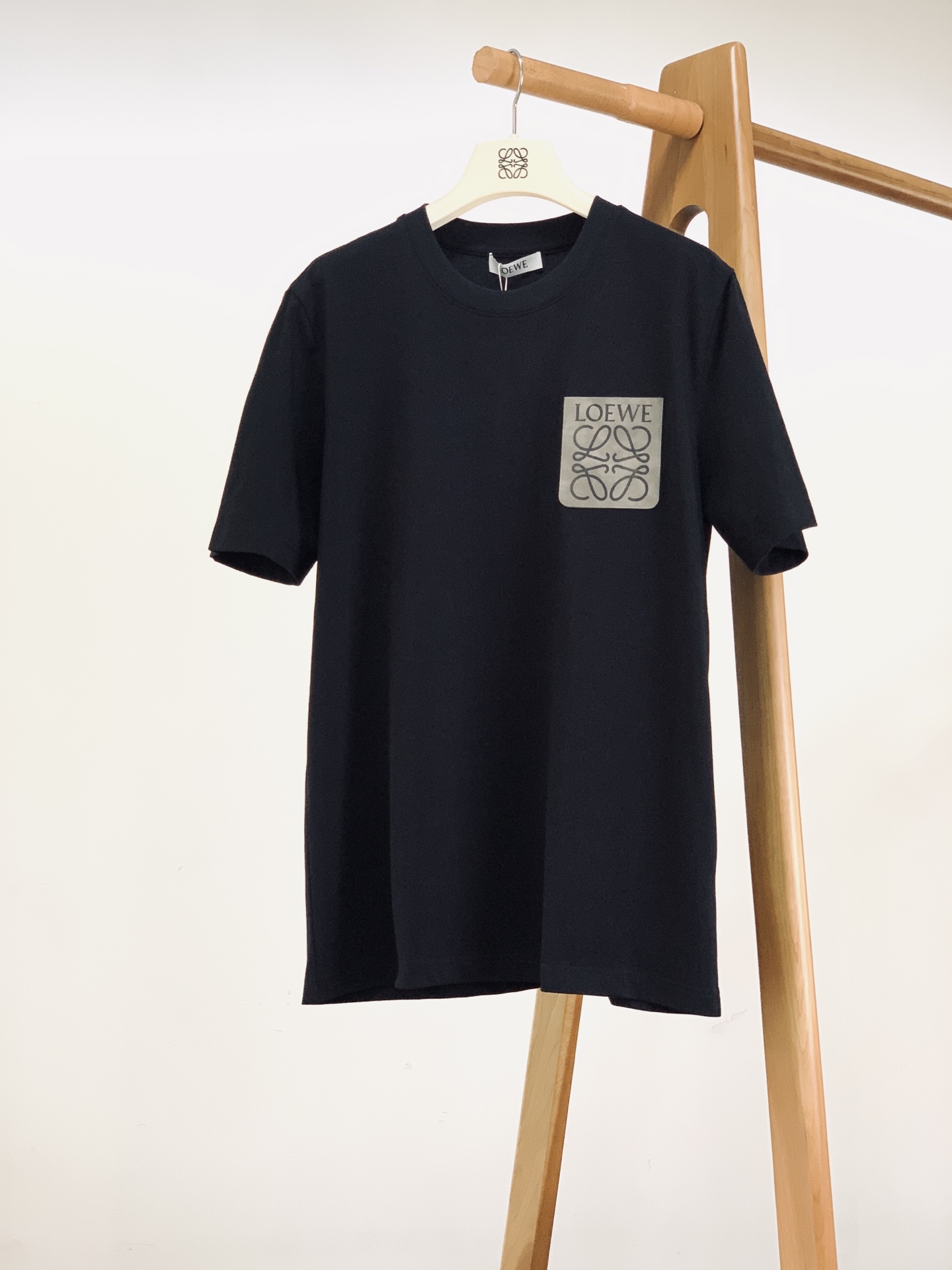 Loewe 罗意威 2026SS春夏新品皮质贴标短袖。轻奢极简风必入款，自带文艺高级调性。甄选高密亲肤纯