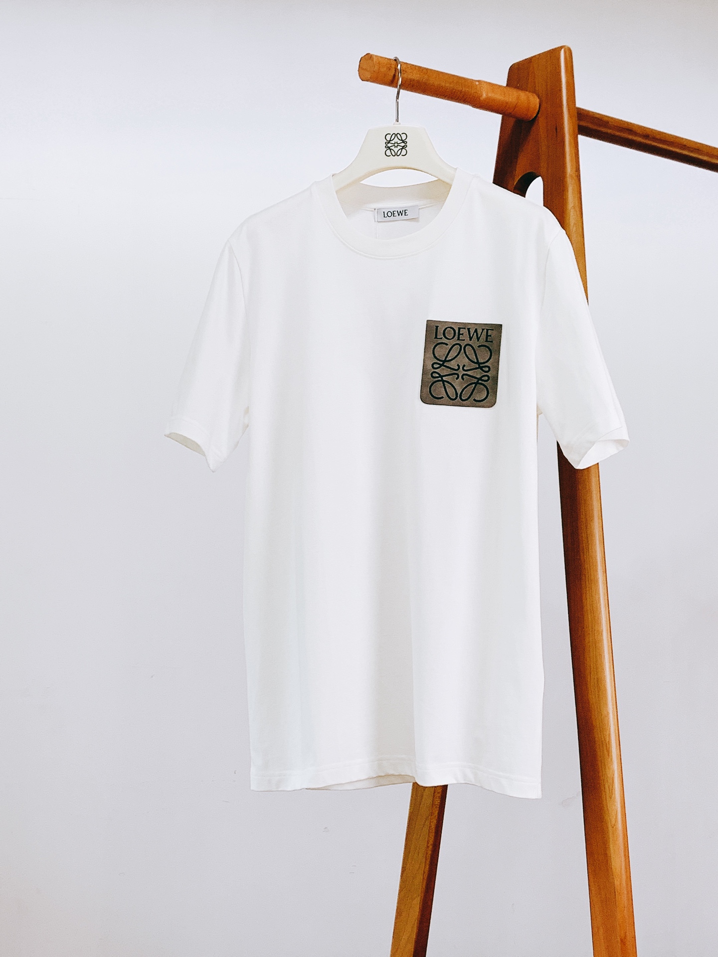 Loewe 罗意威 2026SS春夏新品皮质贴标短袖。轻奢极简风必入款，自带文艺高级调性。甄选高密亲肤纯