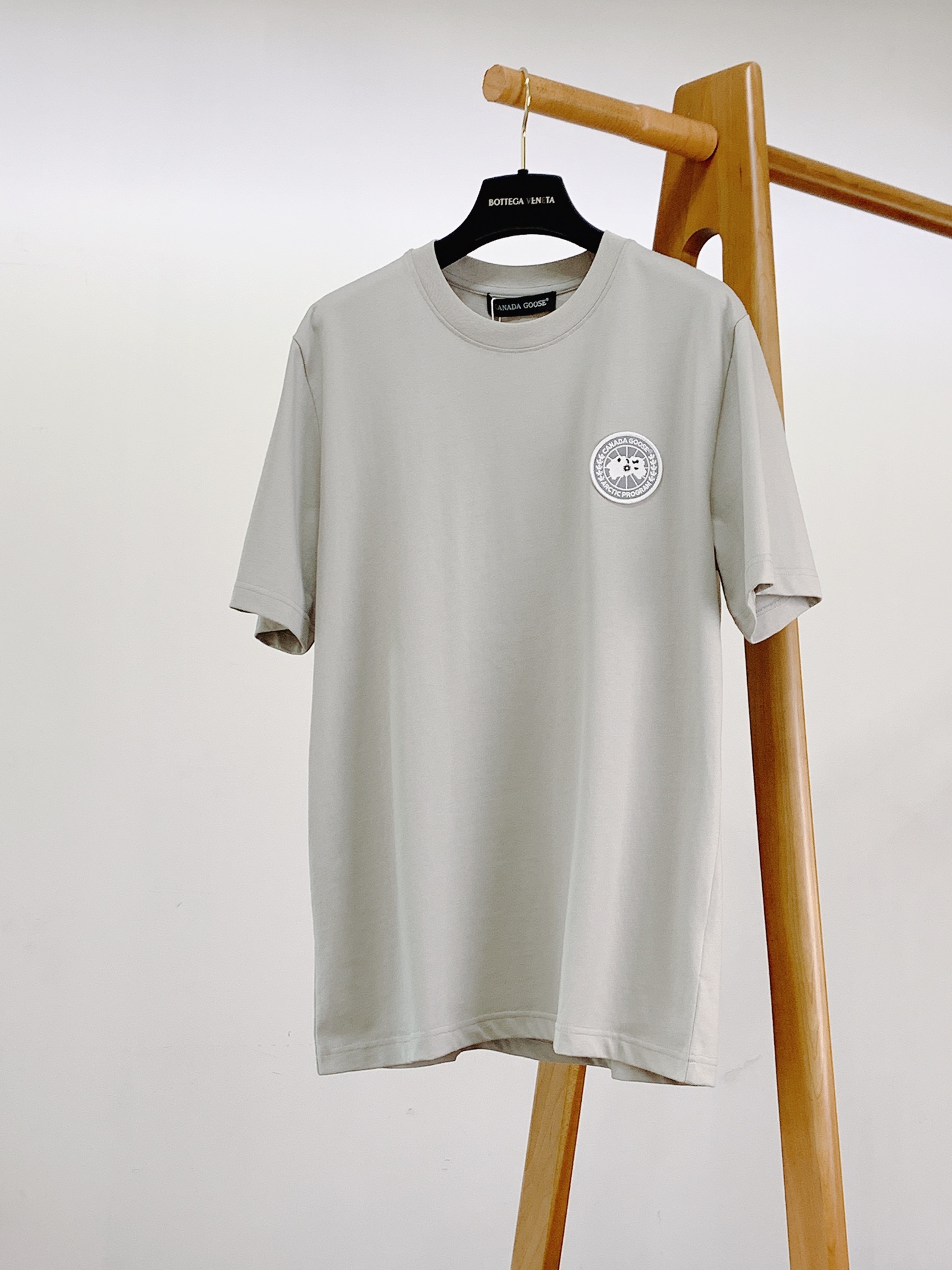 Canada Goose 加拿大鹅 经典徽章短袖轻户外穿搭刚需，极简高级百搭款。甄选亲肤透气纯棉，柔软透