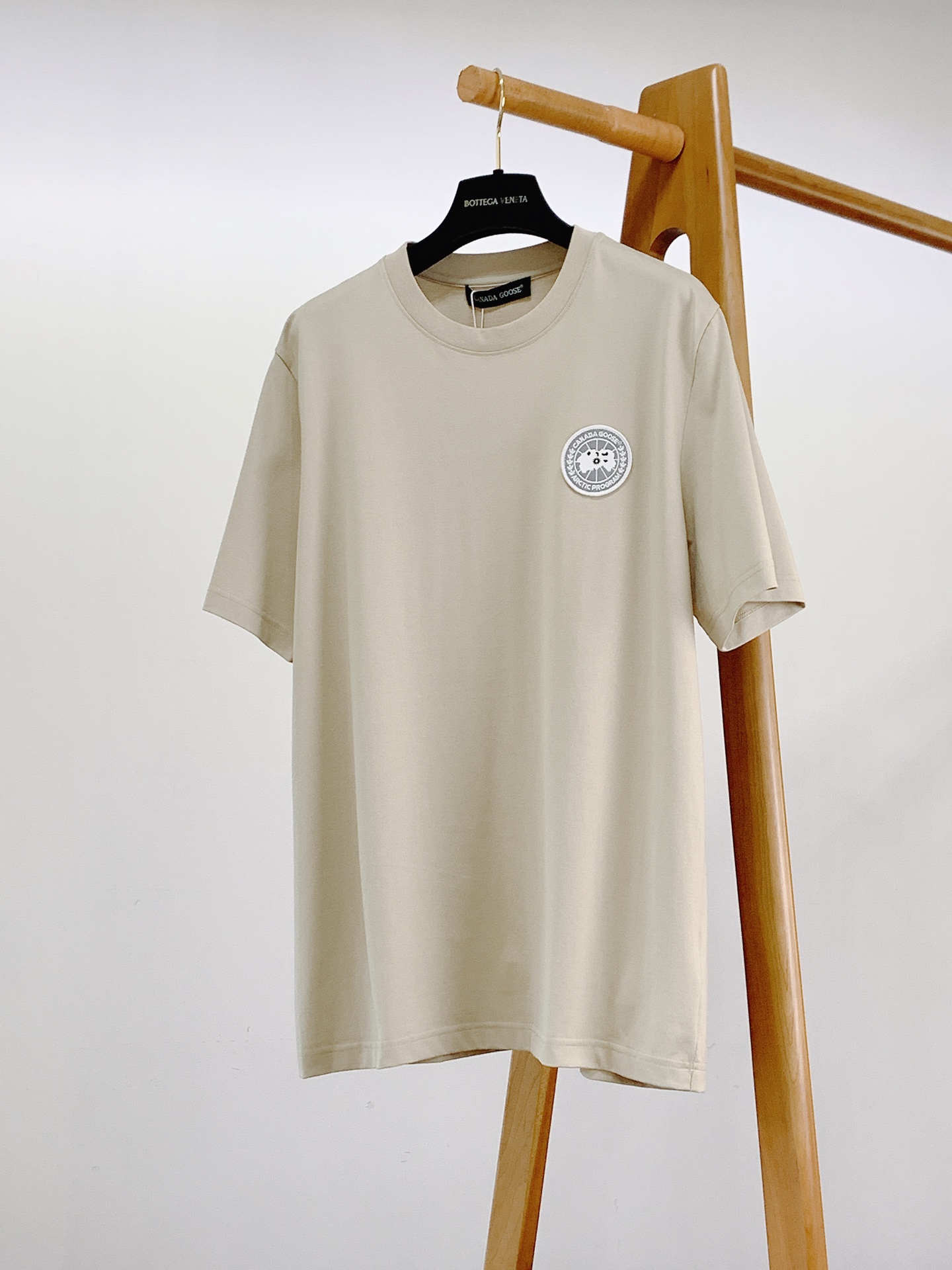 Canada Goose 加拿大鹅 经典徽章短袖轻户外穿搭刚需，极简高级百搭款。甄选亲肤透气纯棉，柔软透