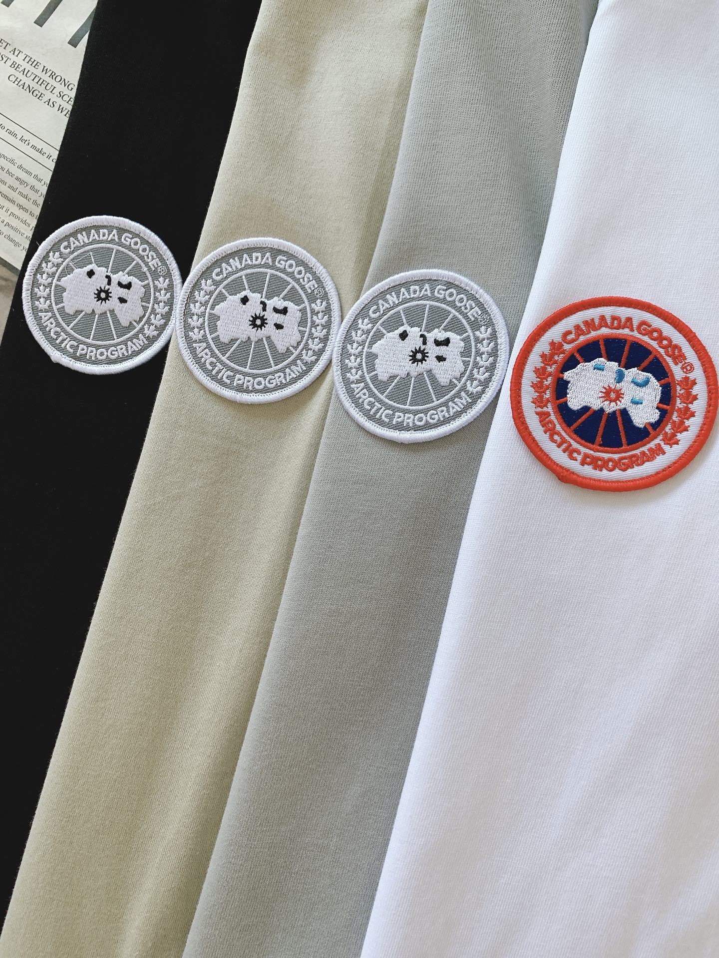 Canada Goose 加拿大鹅 经典徽章短袖轻户外穿搭刚需，极简高级百搭款。甄选亲肤透气纯棉，柔软透