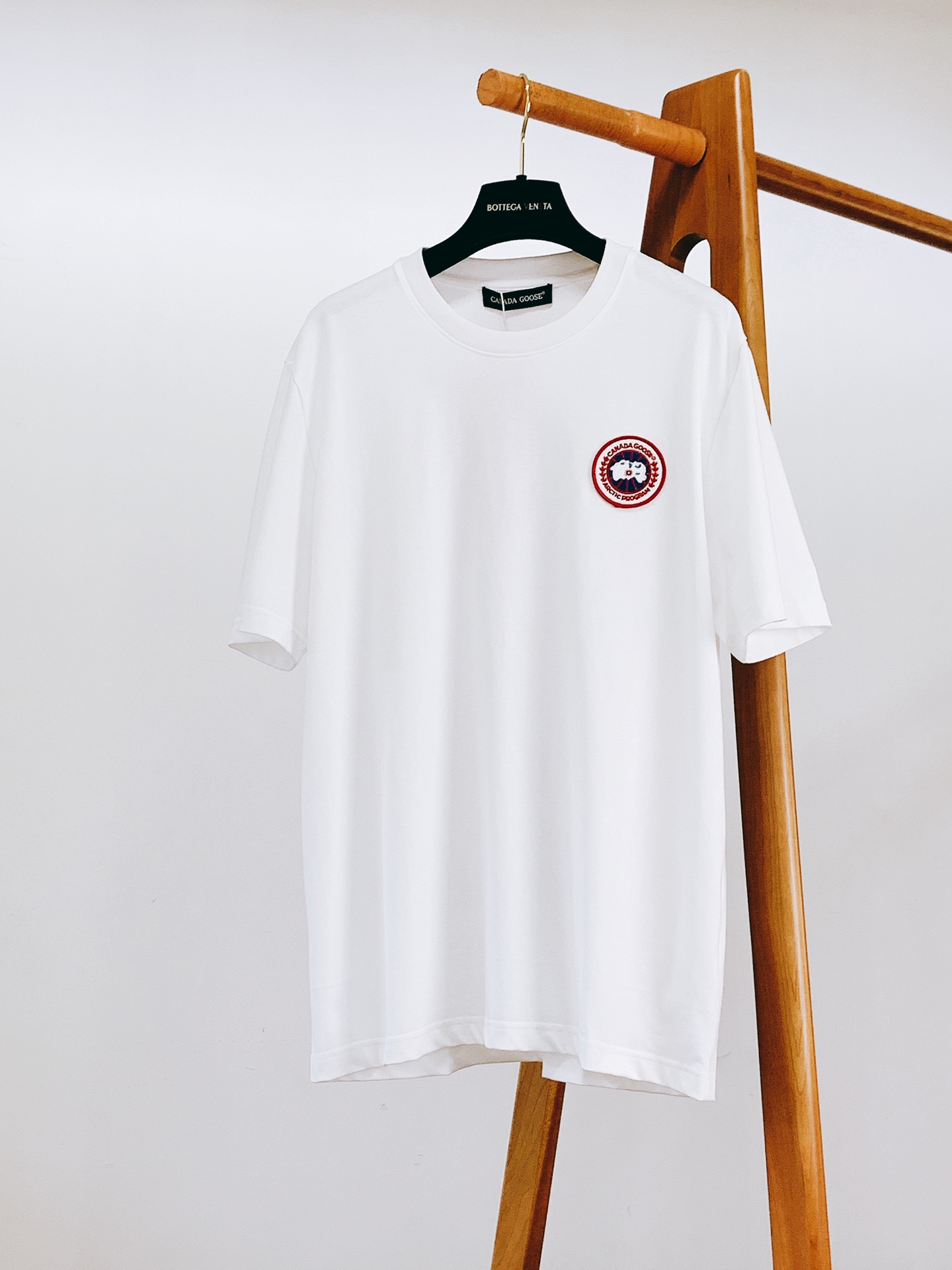 Canada Goose 加拿大鹅 经典徽章短袖轻户外穿搭刚需，极简高级百搭款。甄选亲肤透气纯棉，柔软透