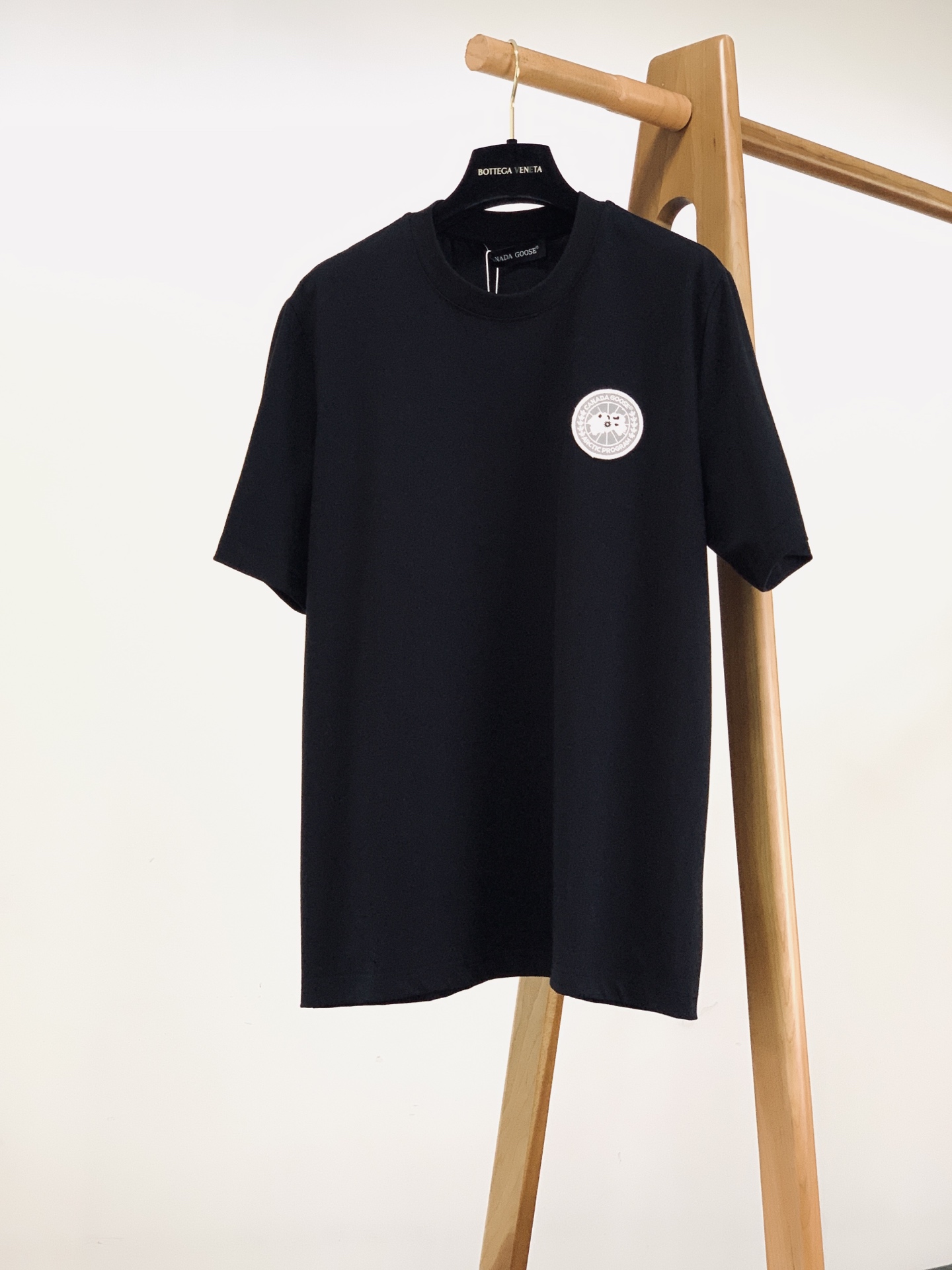 Canada Goose 加拿大鹅 经典徽章短袖轻户外穿搭刚需，极简高级百搭款。甄选亲肤透气纯棉，柔软透