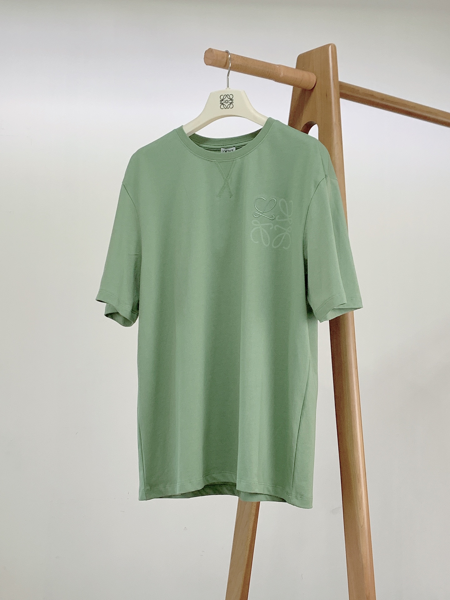 Loewe 罗意威 2026SS春夏新品Anagram刺绣T恤。极简纯色基调融合品牌标志性Anagram