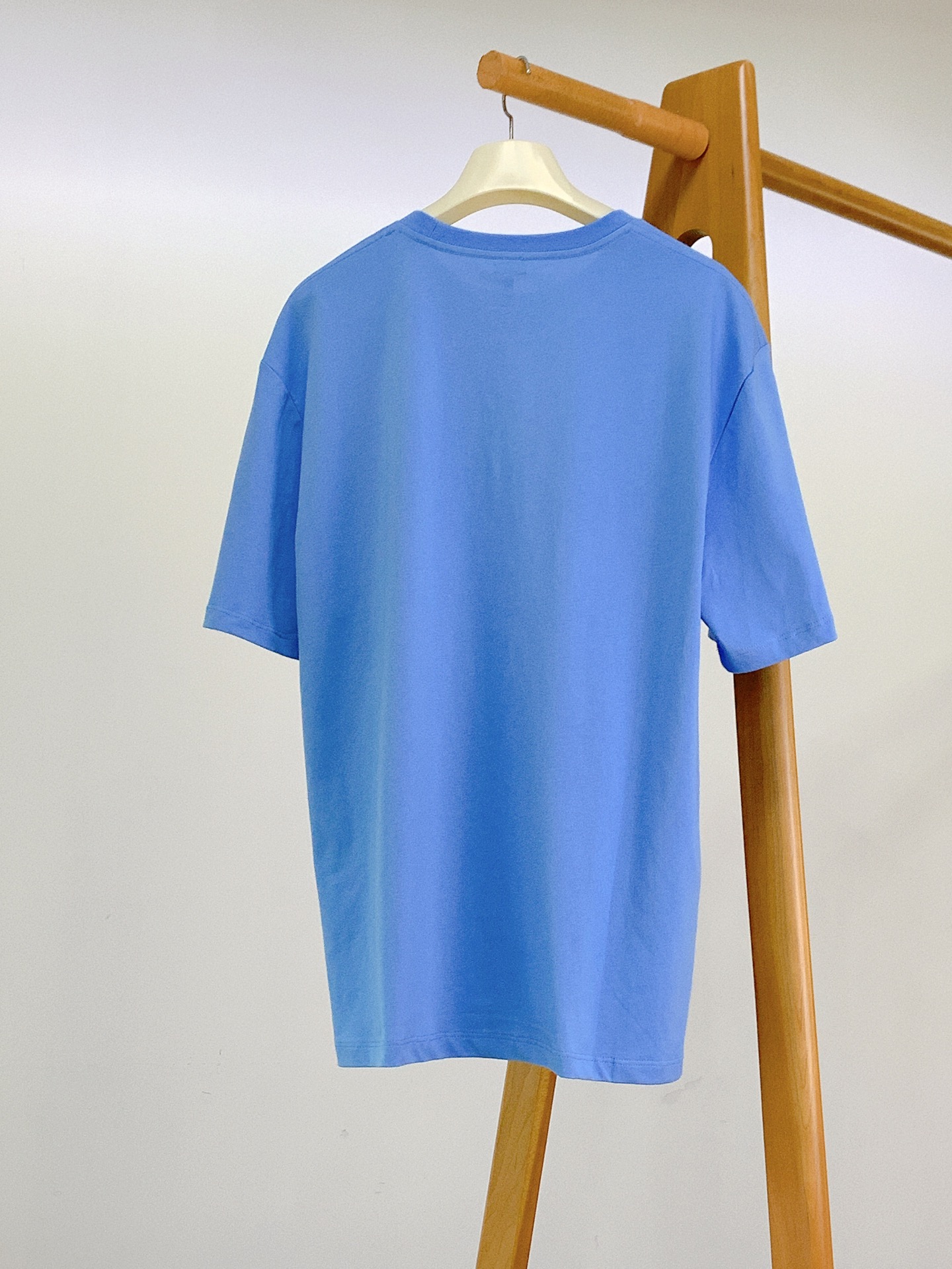 Loewe 罗意威 2026SS春夏新品Anagram刺绣T恤。极简纯色基调融合品牌标志性Anagram