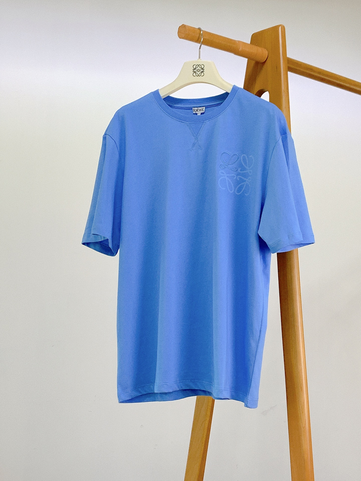 Loewe 罗意威 2026SS春夏新品Anagram刺绣T恤。极简纯色基调融合品牌标志性Anagram