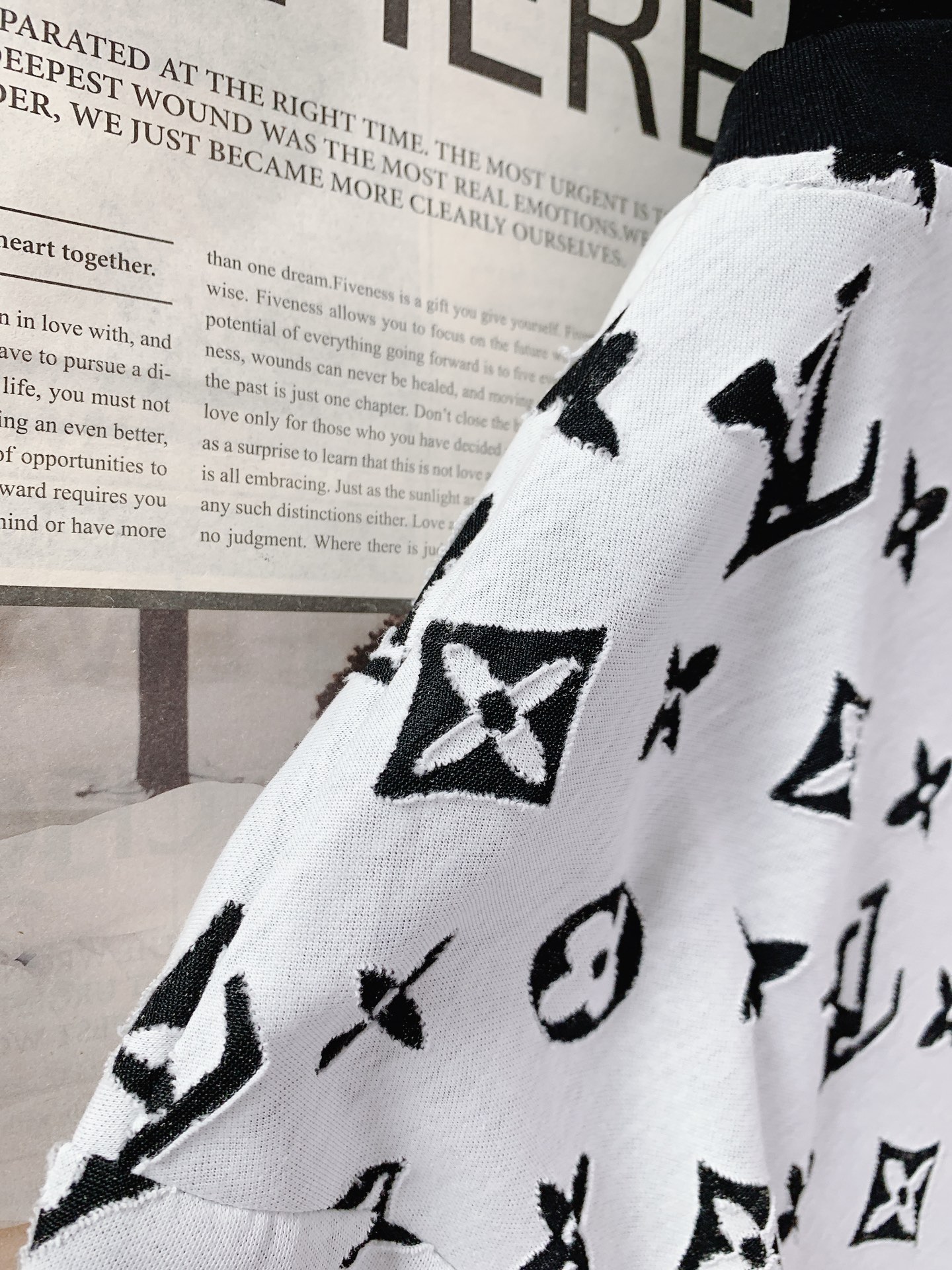 LouisVuitton 路易威登 2026SS春夏新品 满印烧花短袖。独家高温烧花工艺打造镂空老花肌理