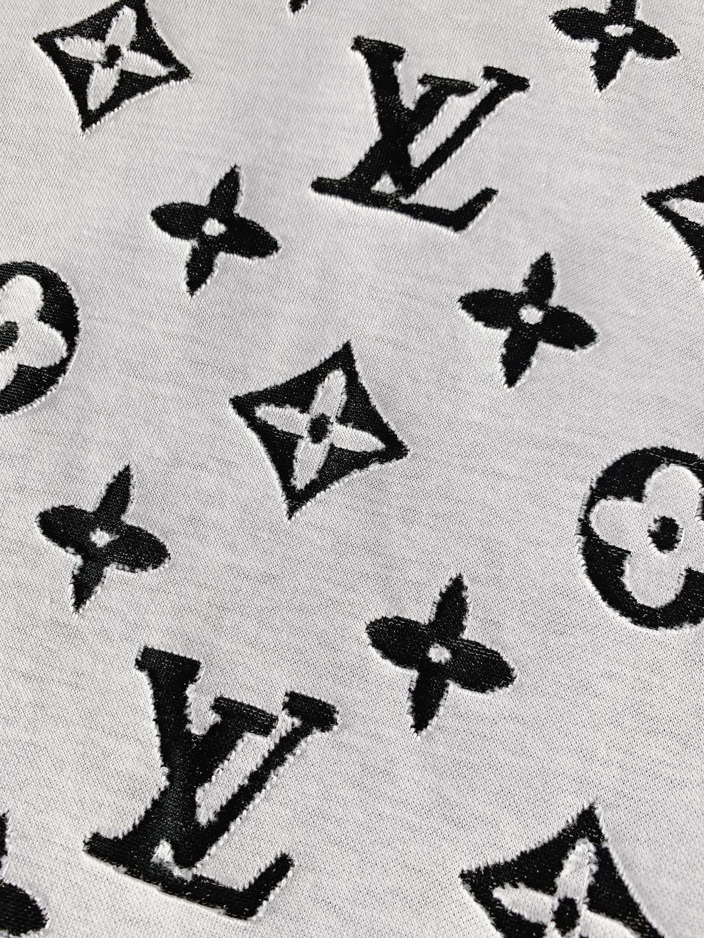 LouisVuitton 路易威登 2026SS春夏新品 满印烧花短袖。独家高温烧花工艺打造镂空老花肌理