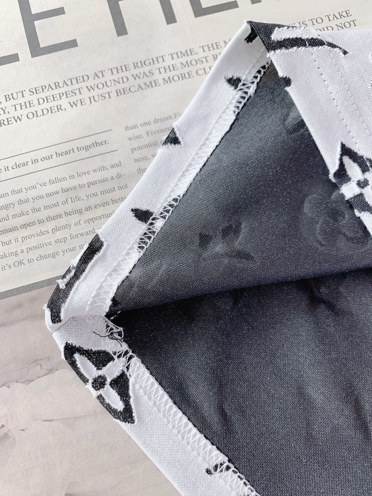 LouisVuitton 路易威登 2026SS春夏新品 满印烧花短袖。独家高温烧花工艺打造镂空老花肌理