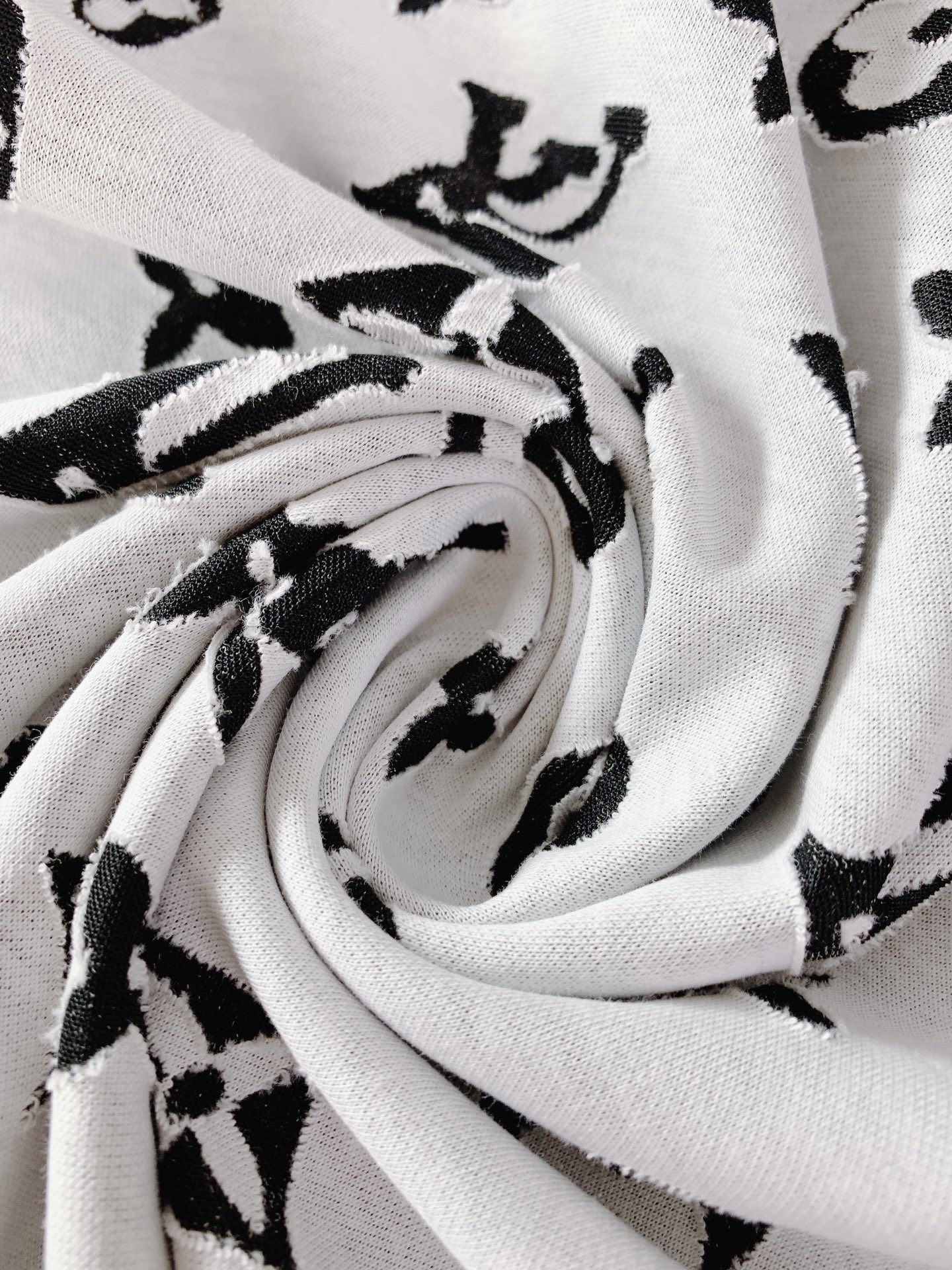 LouisVuitton 路易威登 2026SS春夏新品 满印烧花短袖。独家高温烧花工艺打造镂空老花肌理