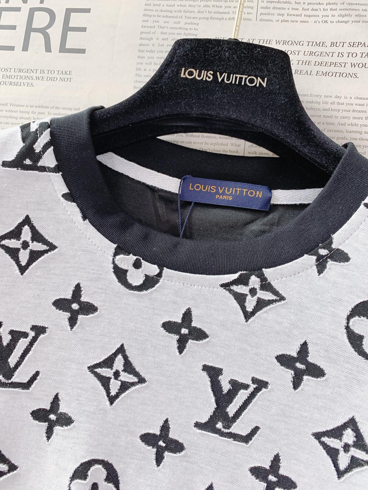 LouisVuitton 路易威登 2026SS春夏新品 满印烧花短袖。独家高温烧花工艺打造镂空老花肌理