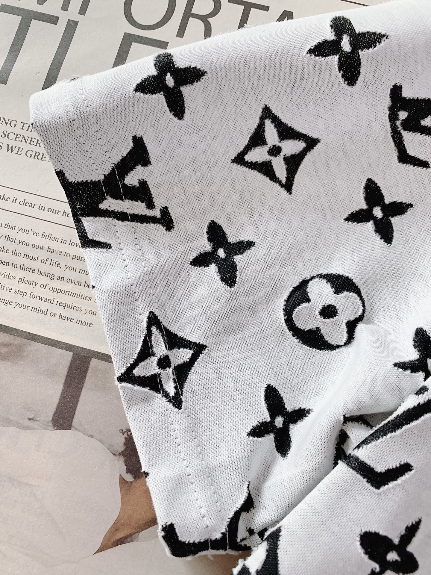 LouisVuitton 路易威登 2026SS春夏新品 满印烧花短袖。独家高温烧花工艺打造镂空老花肌理