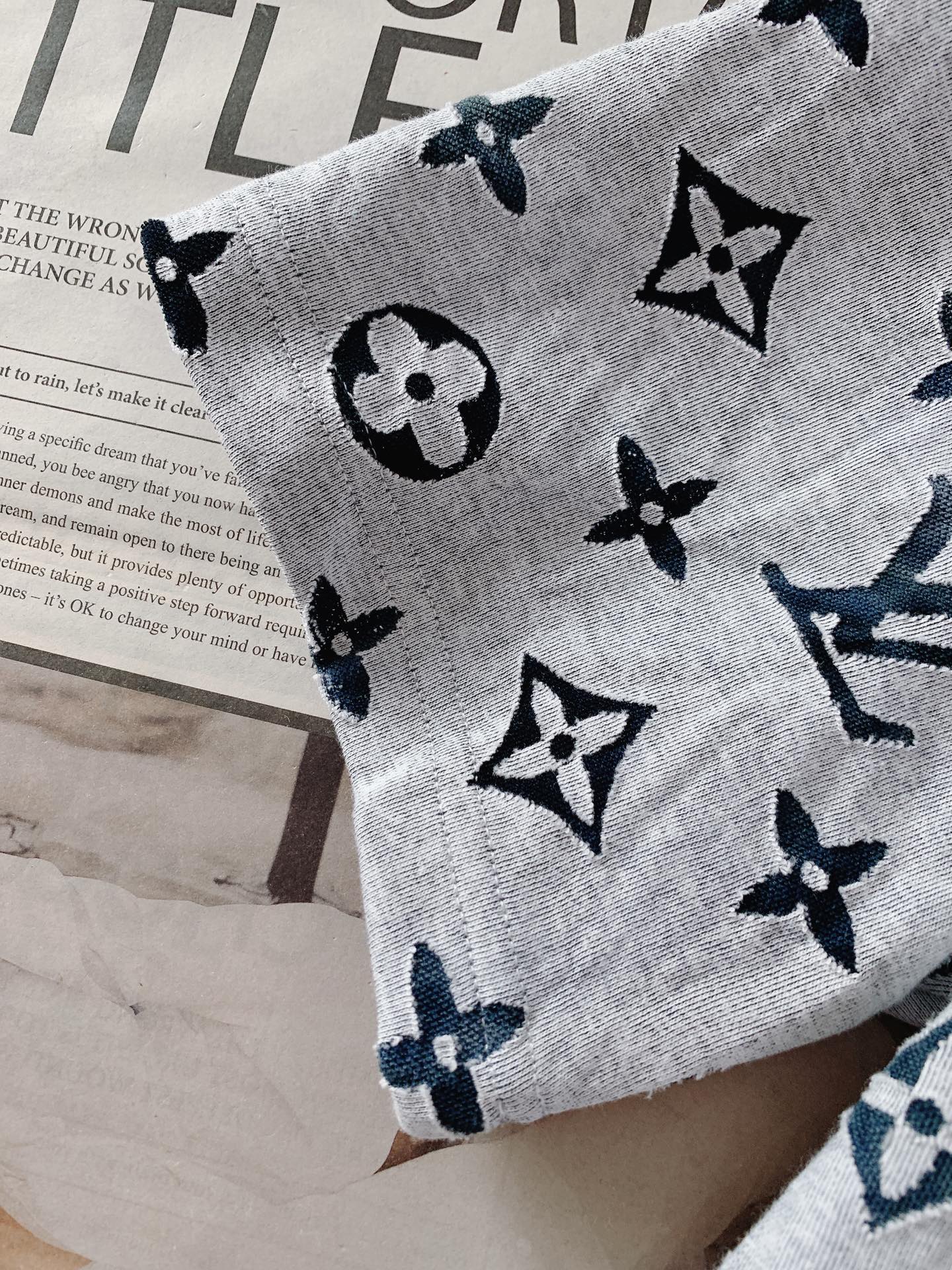 LouisVuitton 路易威登 2026SS春夏新品 满印烧花短袖。独家高温烧花工艺打造镂空老花肌理