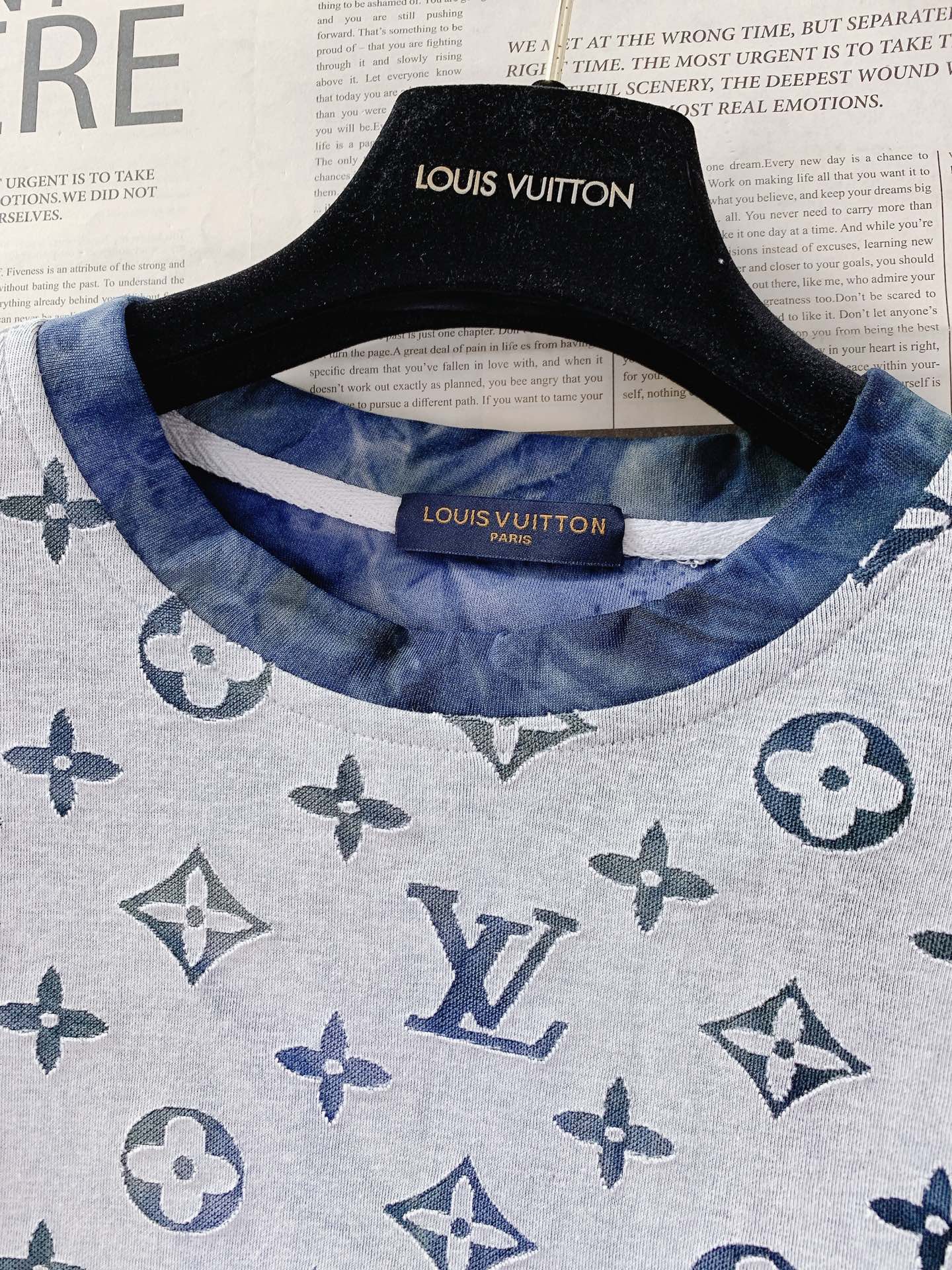 LouisVuitton 路易威登 2026SS春夏新品 满印烧花短袖。独家高温烧花工艺打造镂空老花肌理