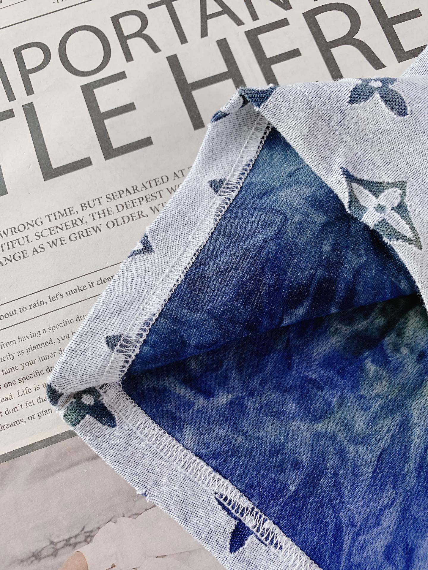 LouisVuitton 路易威登 2026SS春夏新品 满印烧花短袖。独家高温烧花工艺打造镂空老花肌理