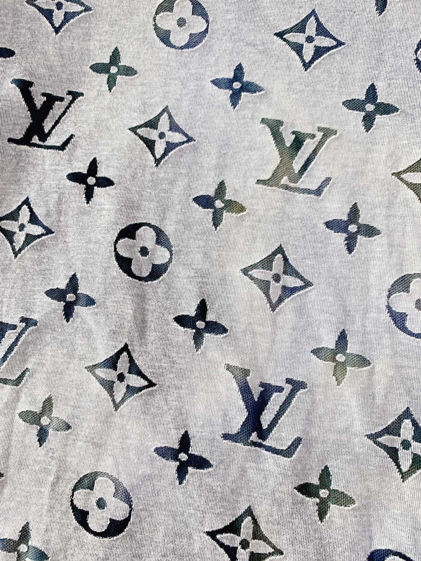 LouisVuitton 路易威登 2026SS春夏新品 满印烧花短袖。独家高温烧花工艺打造镂空老花肌理