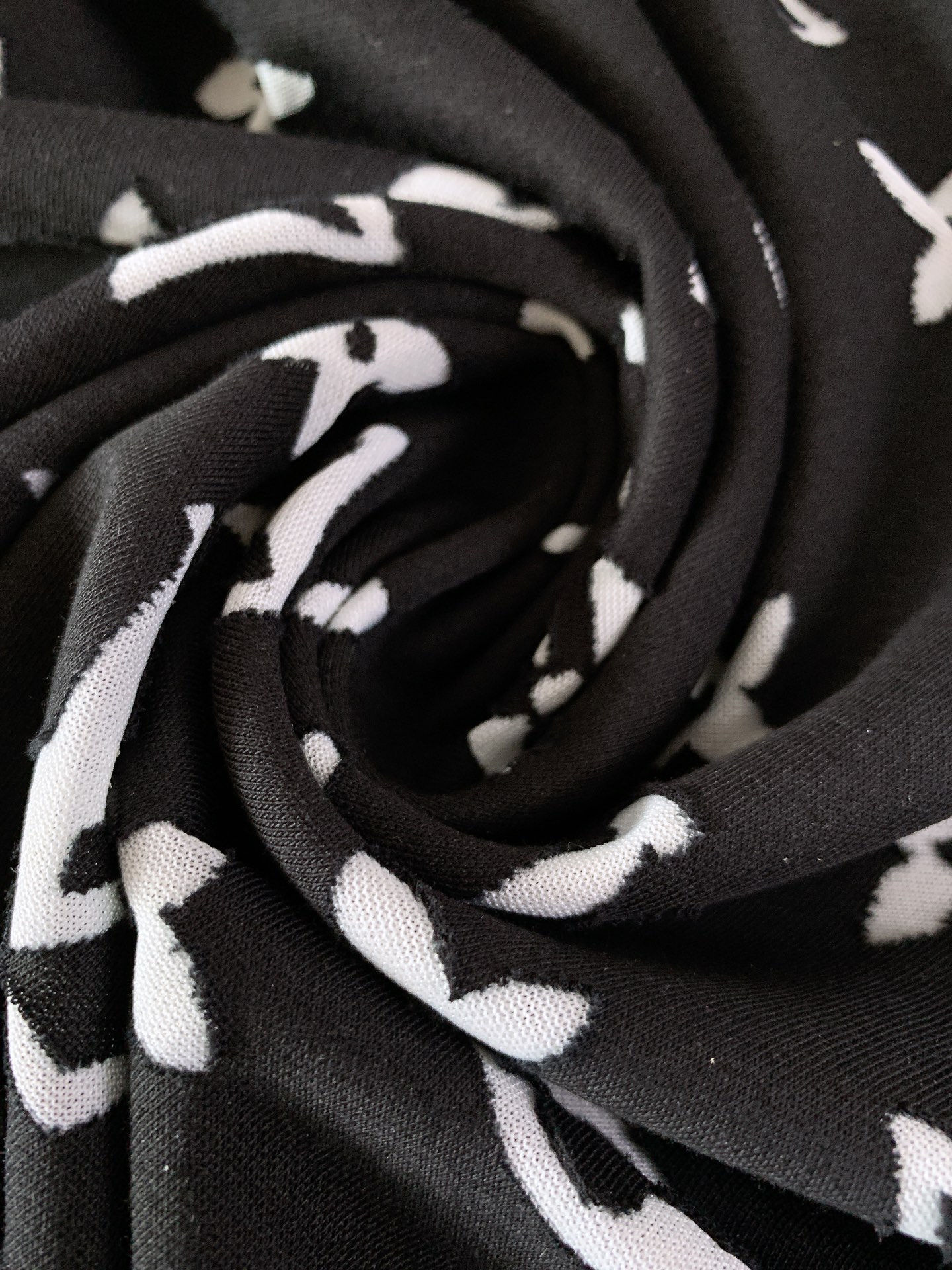 LouisVuitton 路易威登 2026SS春夏新品 满印烧花短袖。独家高温烧花工艺打造镂空老花肌理