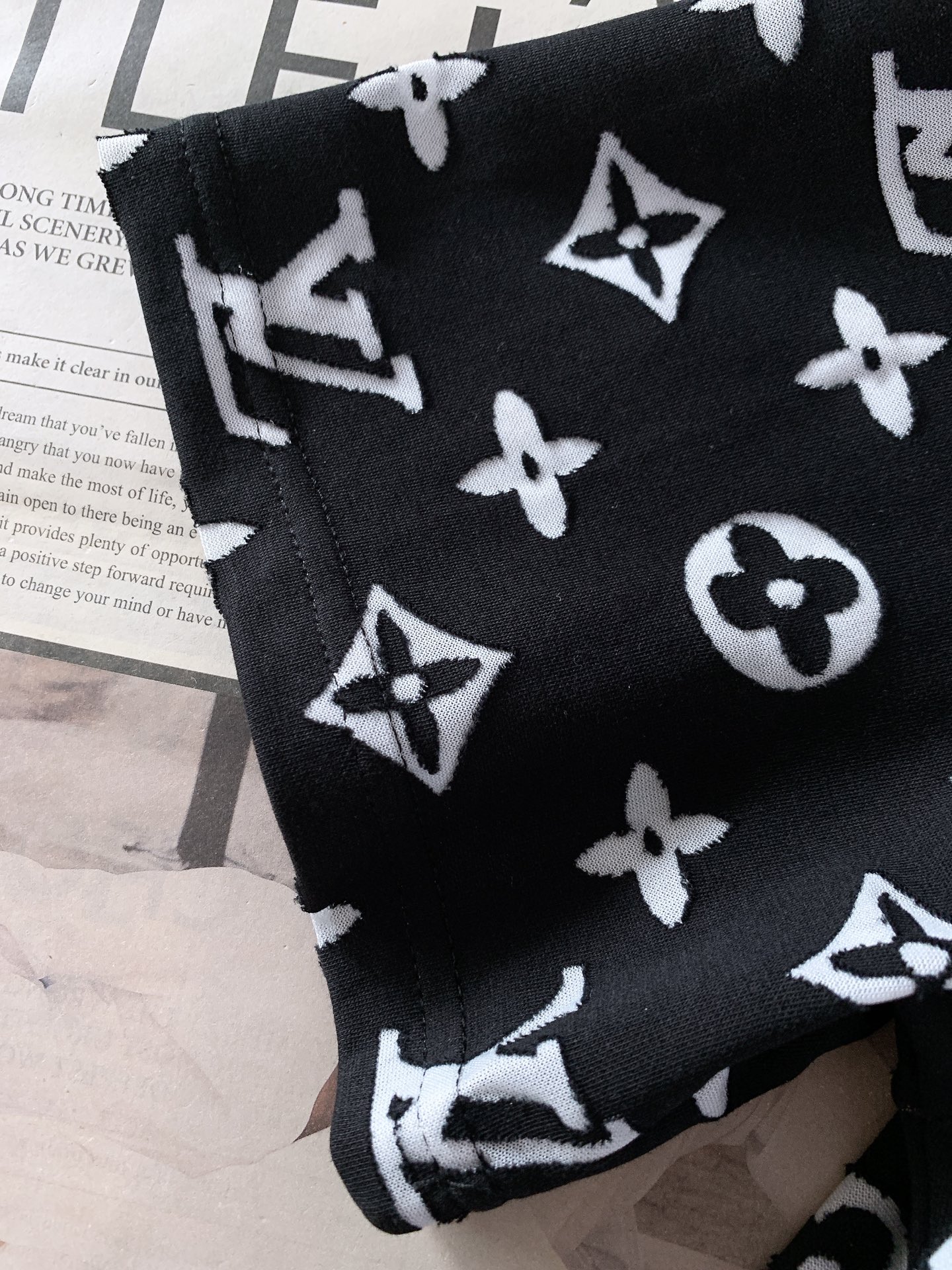 LouisVuitton 路易威登 2026SS春夏新品 满印烧花短袖。独家高温烧花工艺打造镂空老花肌理