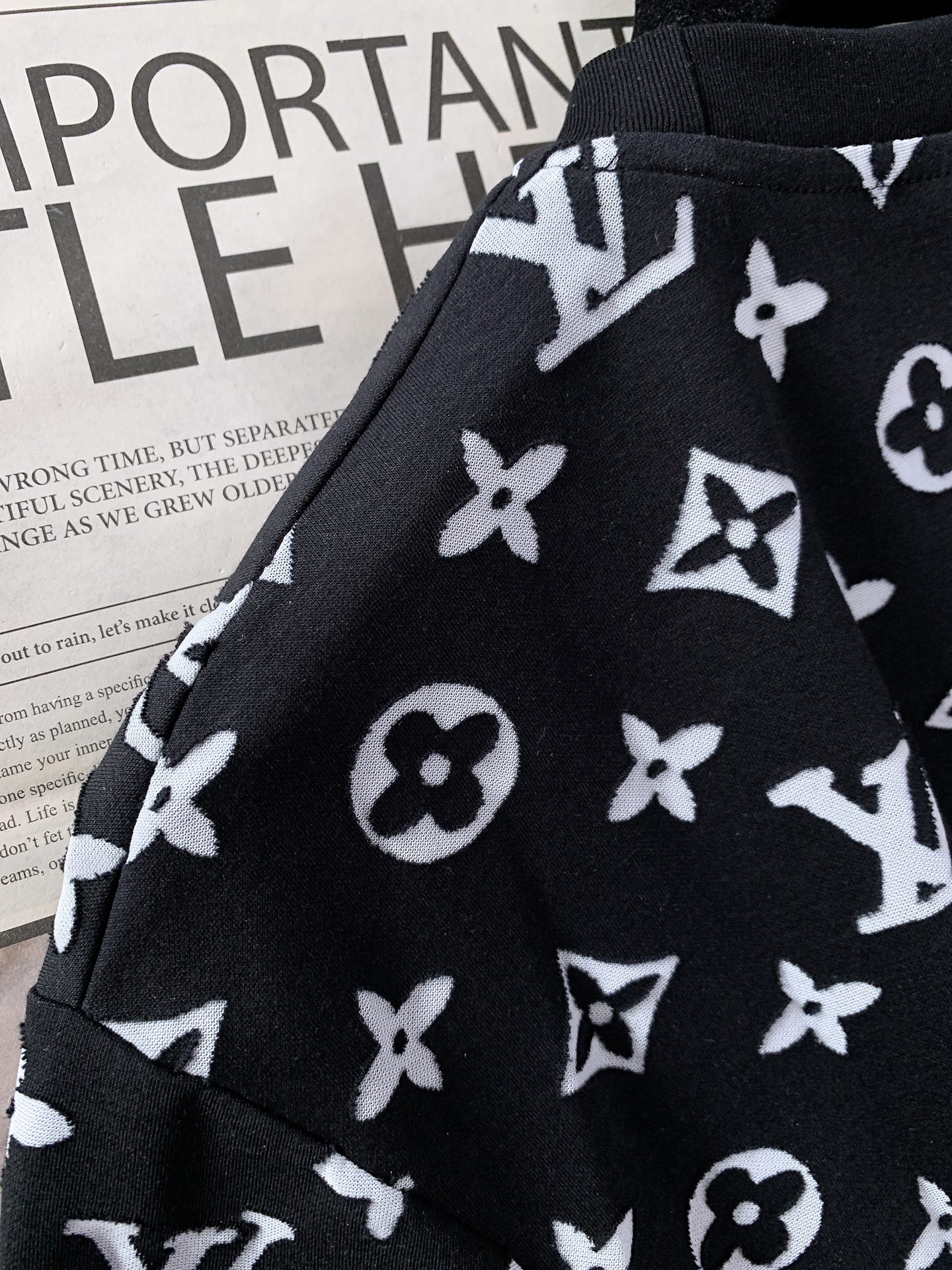 LouisVuitton 路易威登 2026SS春夏新品 满印烧花短袖。独家高温烧花工艺打造镂空老花肌理