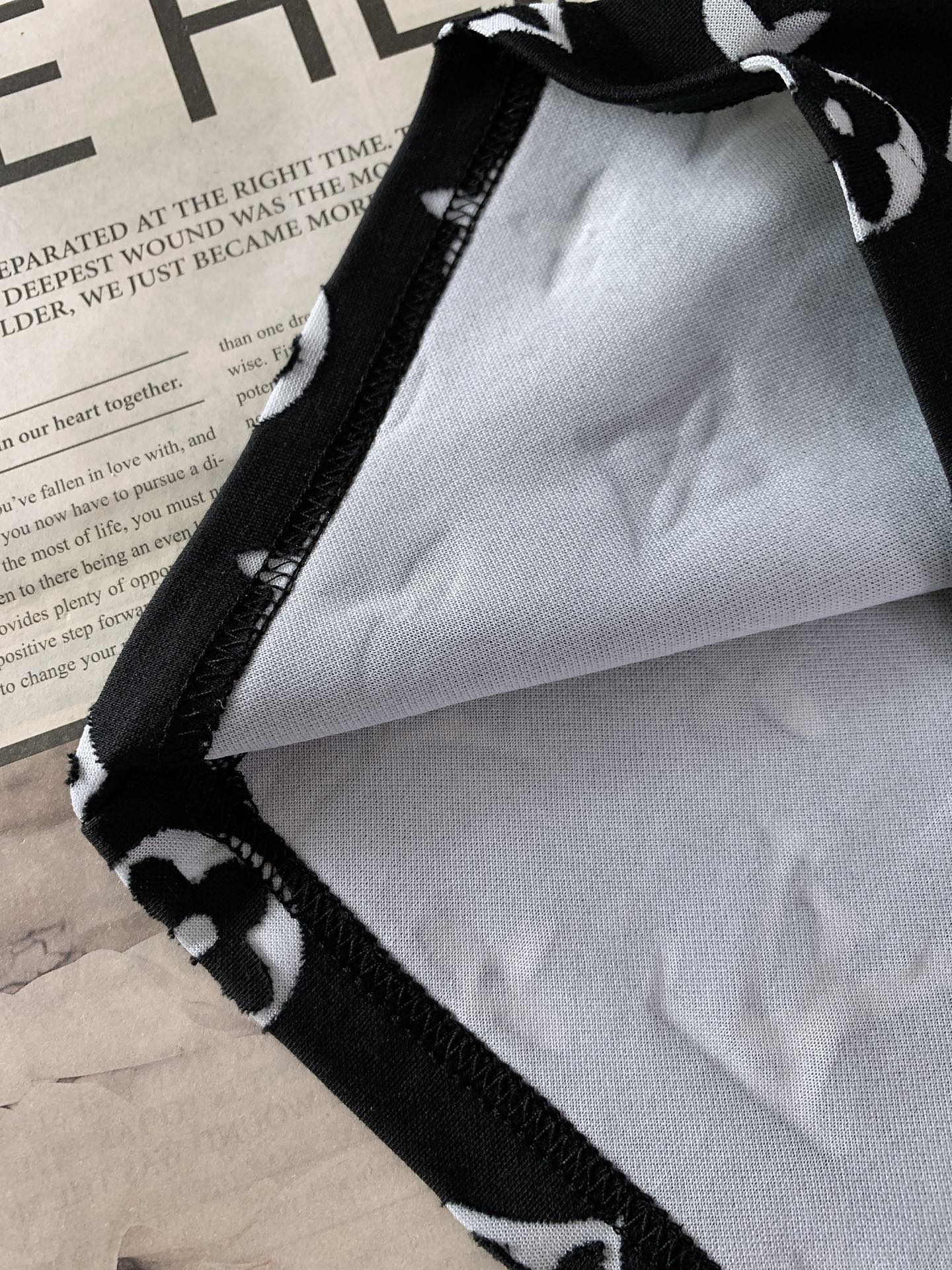 LouisVuitton 路易威登 2026SS春夏新品 满印烧花短袖。独家高温烧花工艺打造镂空老花肌理