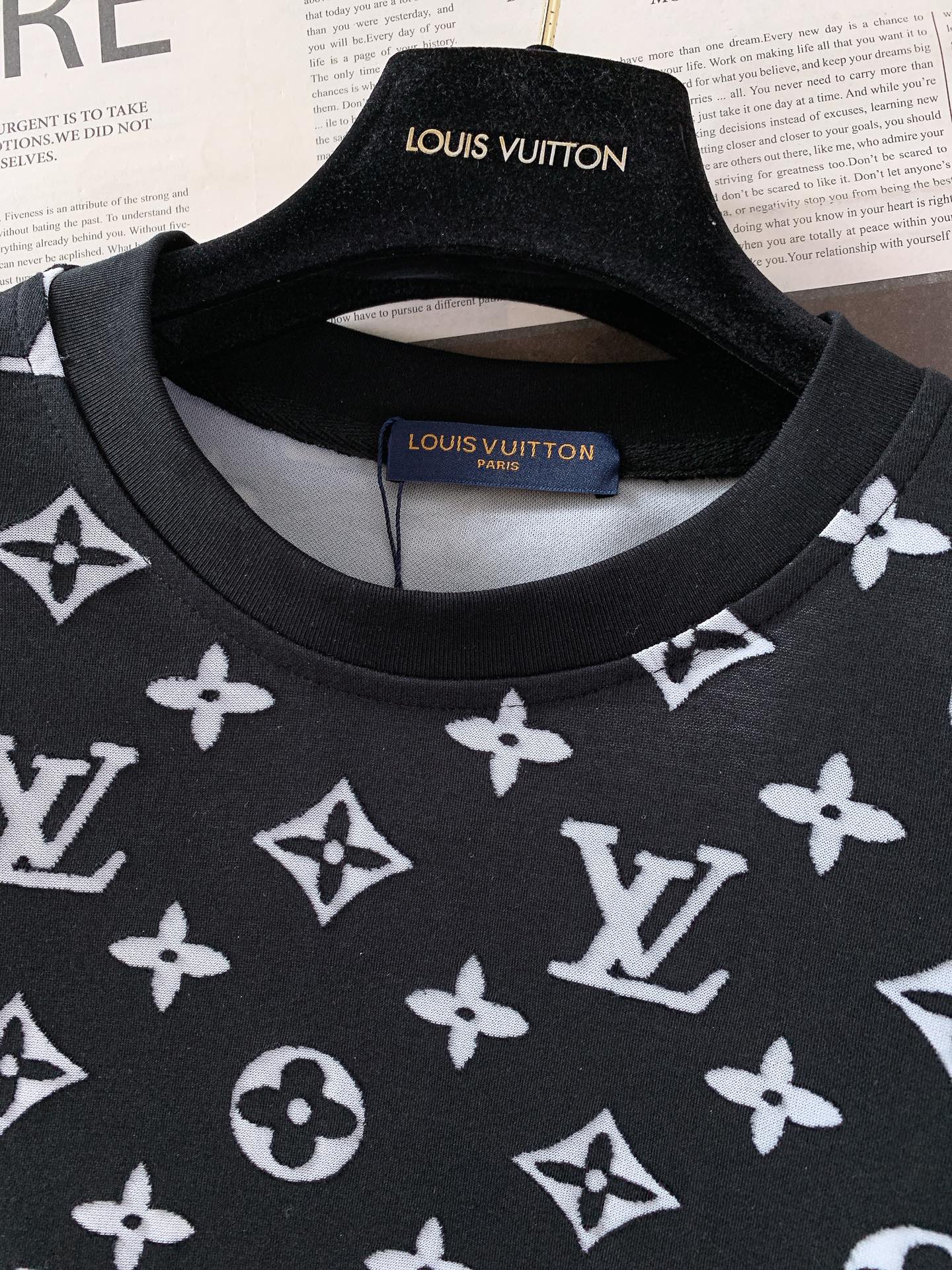 LouisVuitton 路易威登 2026SS春夏新品 满印烧花短袖。独家高温烧花工艺打造镂空老花肌理