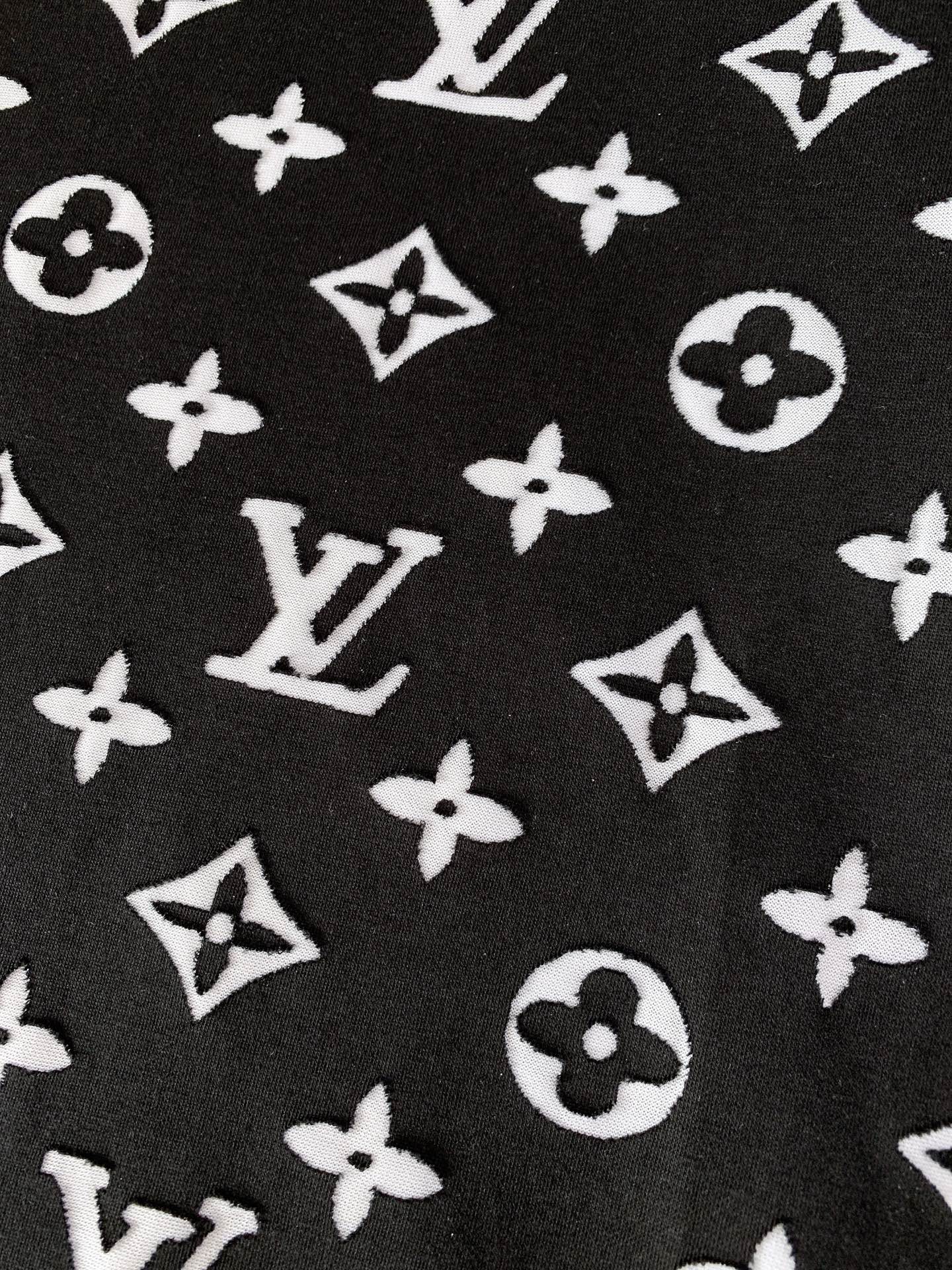 LouisVuitton 路易威登 2026SS春夏新品 满印烧花短袖。独家高温烧花工艺打造镂空老花肌理