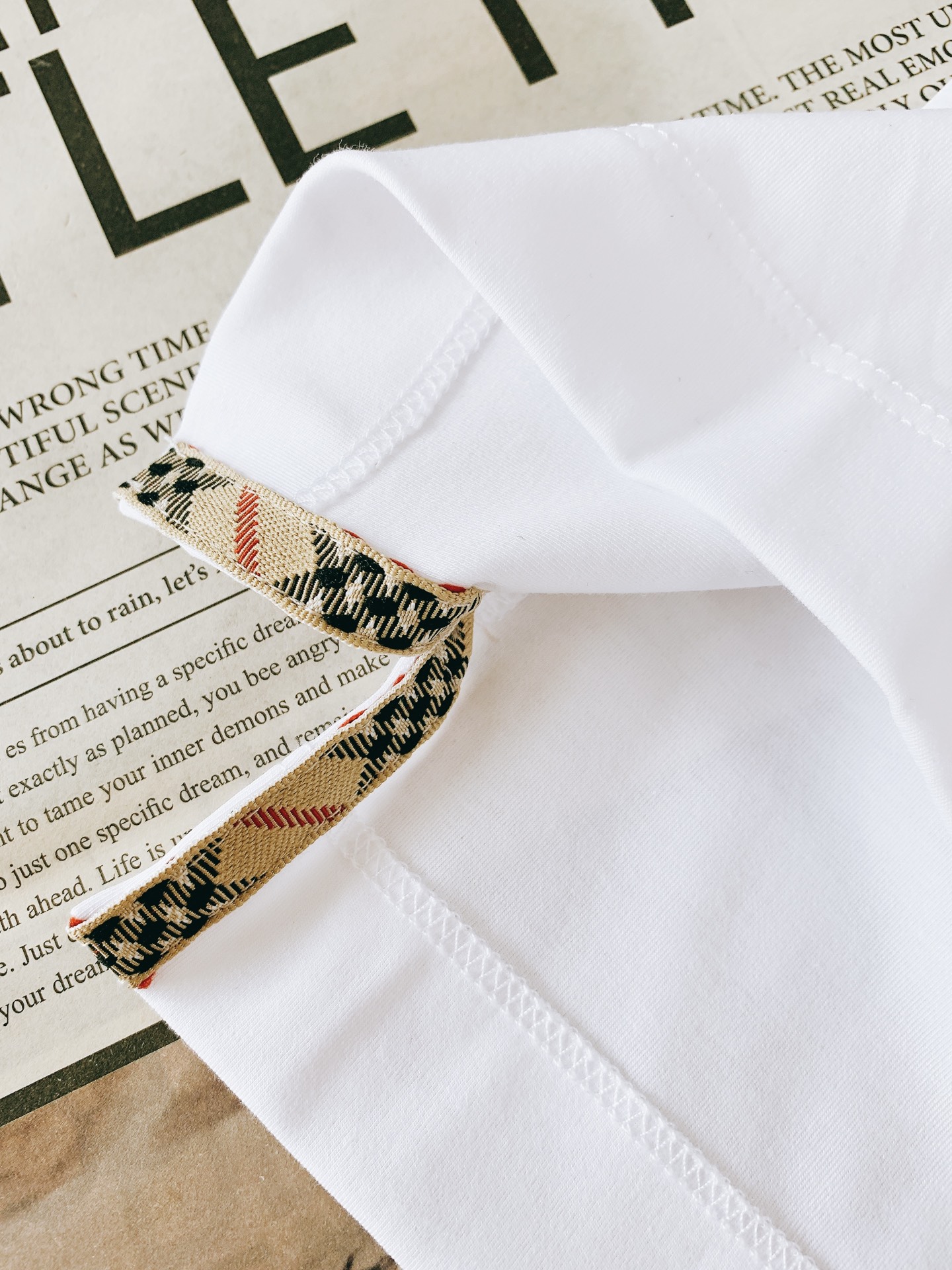 Burberry 巴宝莉 2026SS春夏新品 战马圆领短袖偏宽松材质 90%棉 10%莱卡尺码 48 