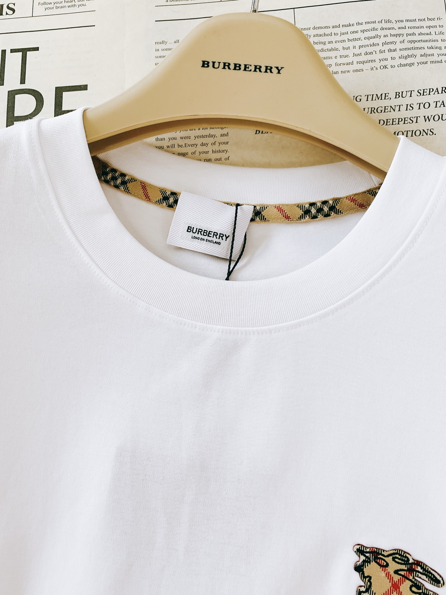 Burberry 巴宝莉 2026SS春夏新品 战马圆领短袖偏宽松材质 90%棉 10%莱卡尺码 48 