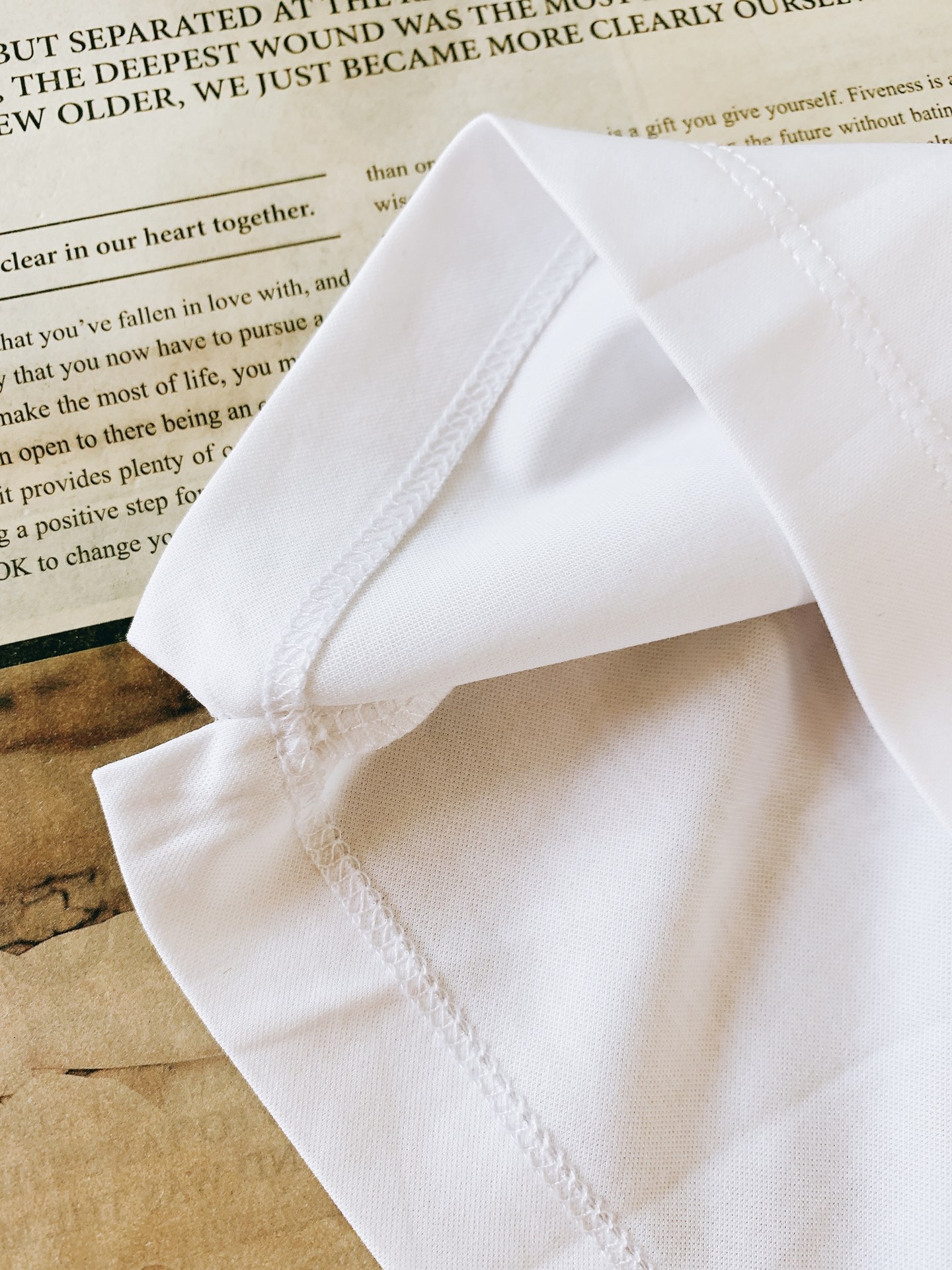 Versace 范思哲 2026SS春夏新品金线刺绣短袖。意式轻奢经典款，极简设计解锁高阶穿搭。甄选高支