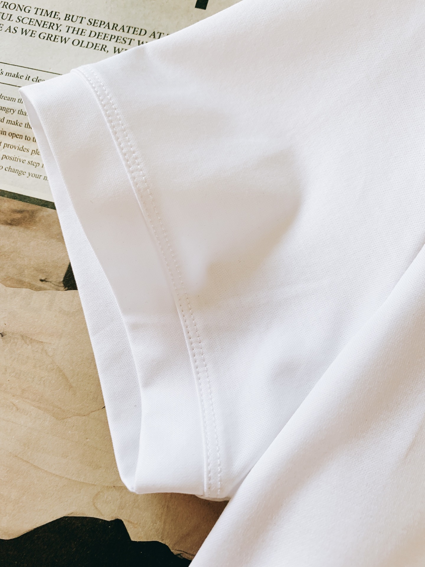 Versace 范思哲 2026SS春夏新品金线刺绣短袖。意式轻奢经典款，极简设计解锁高阶穿搭。甄选高支