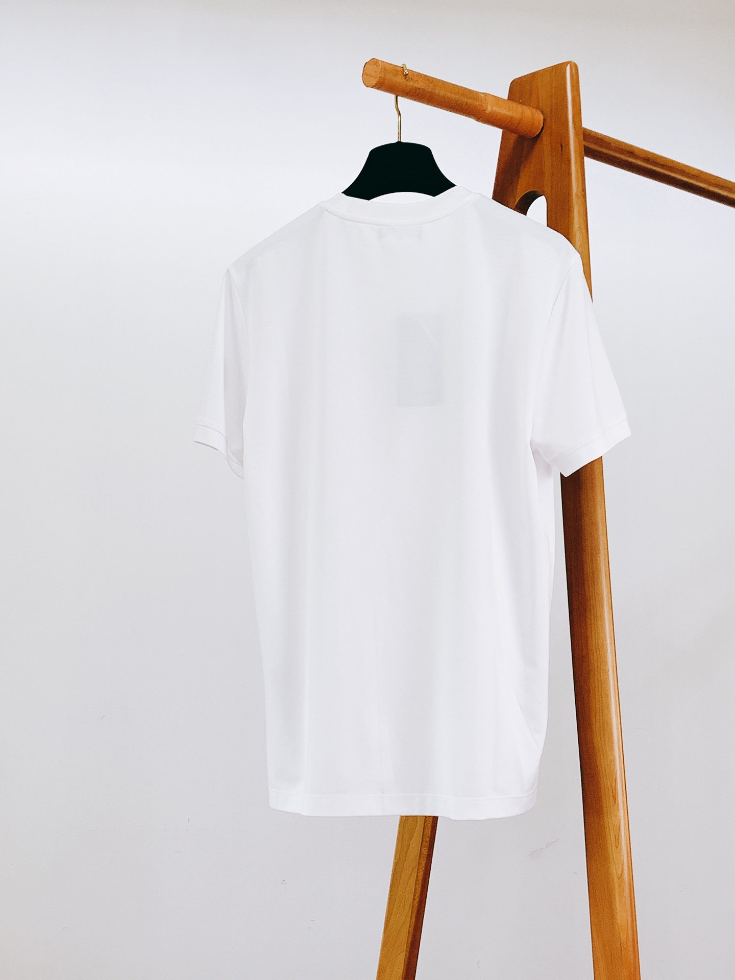 Versace 范思哲 2026SS春夏新品金线刺绣短袖。意式轻奢经典款，极简设计解锁高阶穿搭。甄选高支